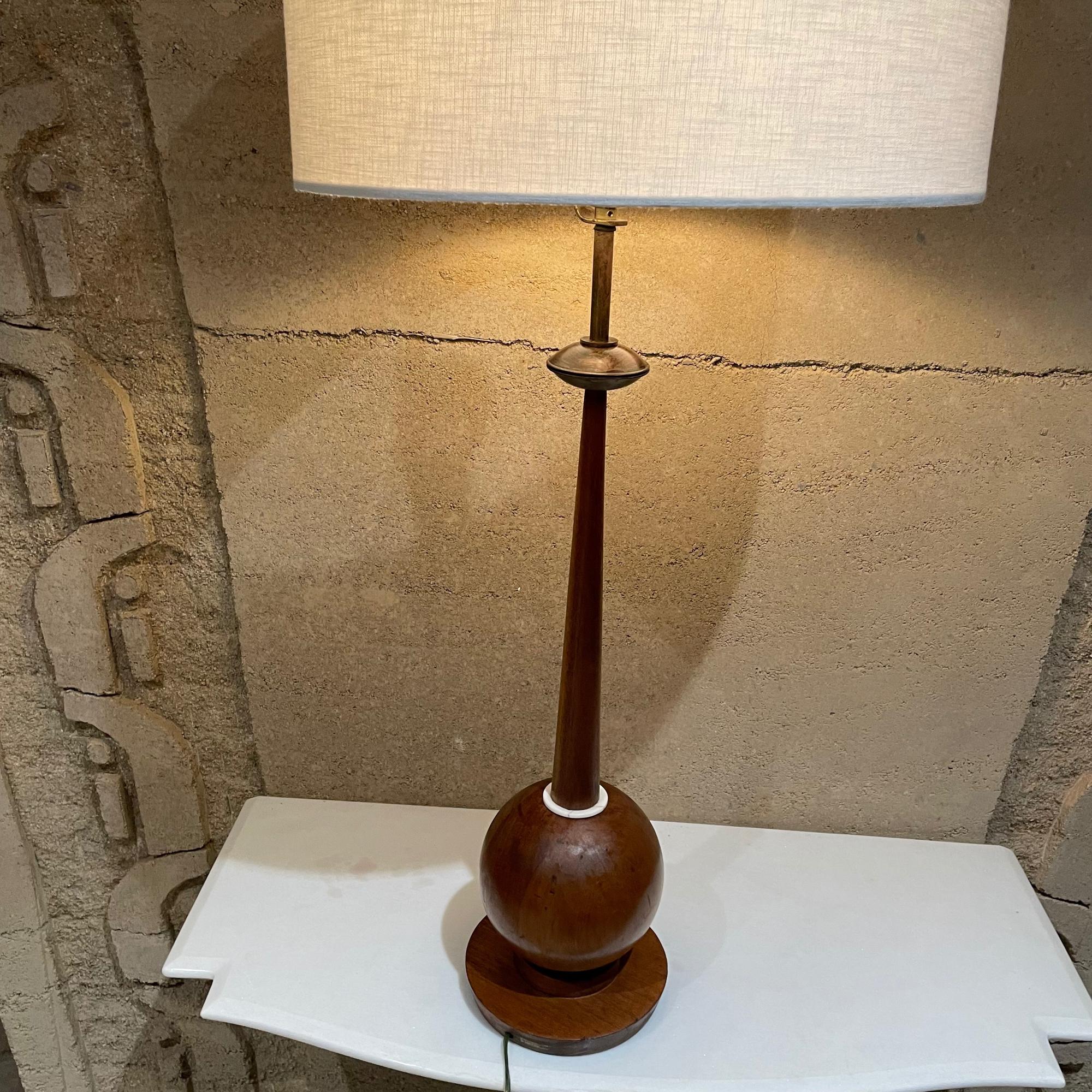 Modernismus Mexikanisches Mahagoni Skulpturale Holzkugel Tischlampe
präzise klare Linien 1960er Jahre von Angelita.
Maker Tag vorhanden.
Im Stil von Tony Paul für Westwood Industries.
35,5 hoch x 6,75 Durchmesser x 27 hoch bis zum Sockel