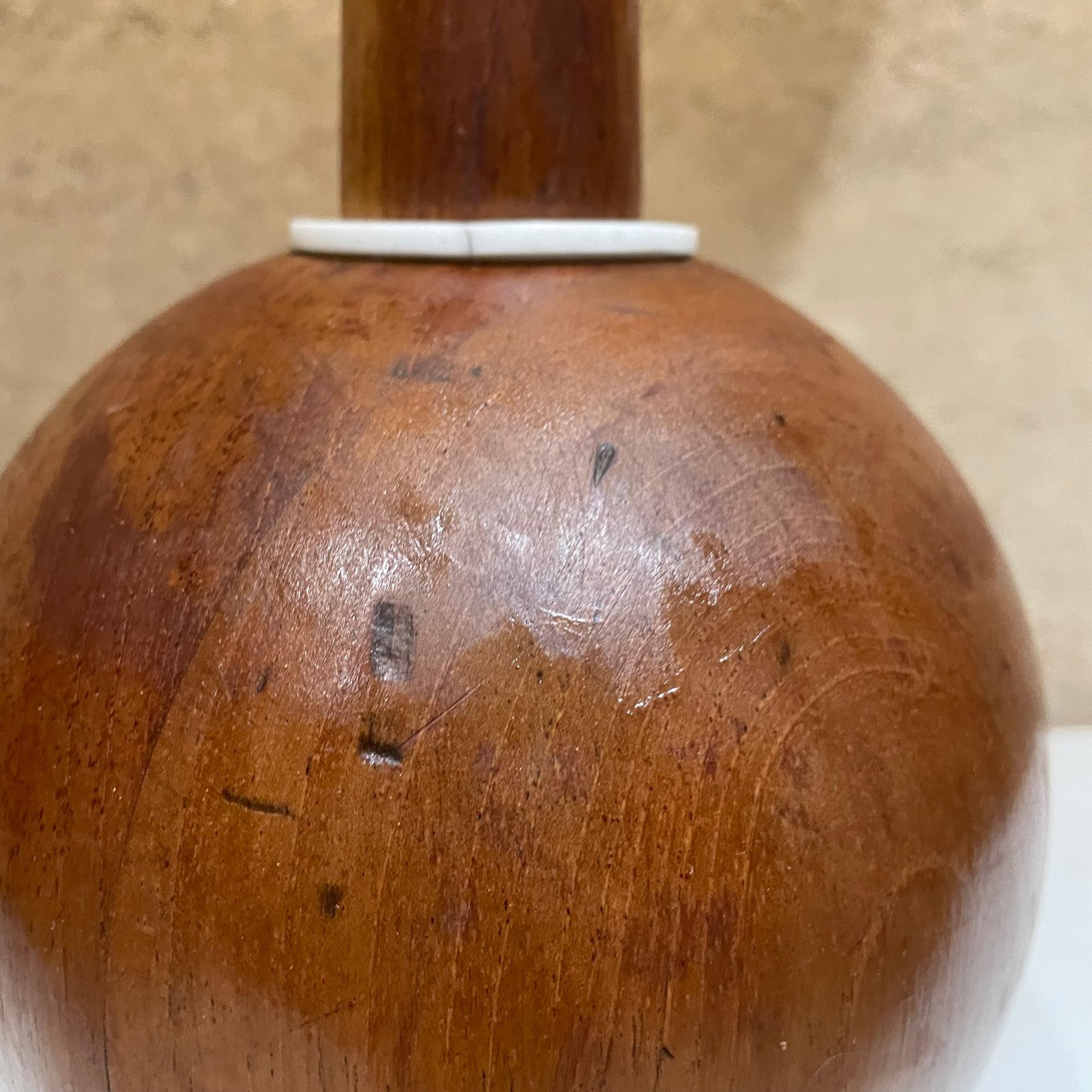 Mexicain Lampe de table Angelita en acajou des années 1960 d'après Tony Paul Westwood en vente