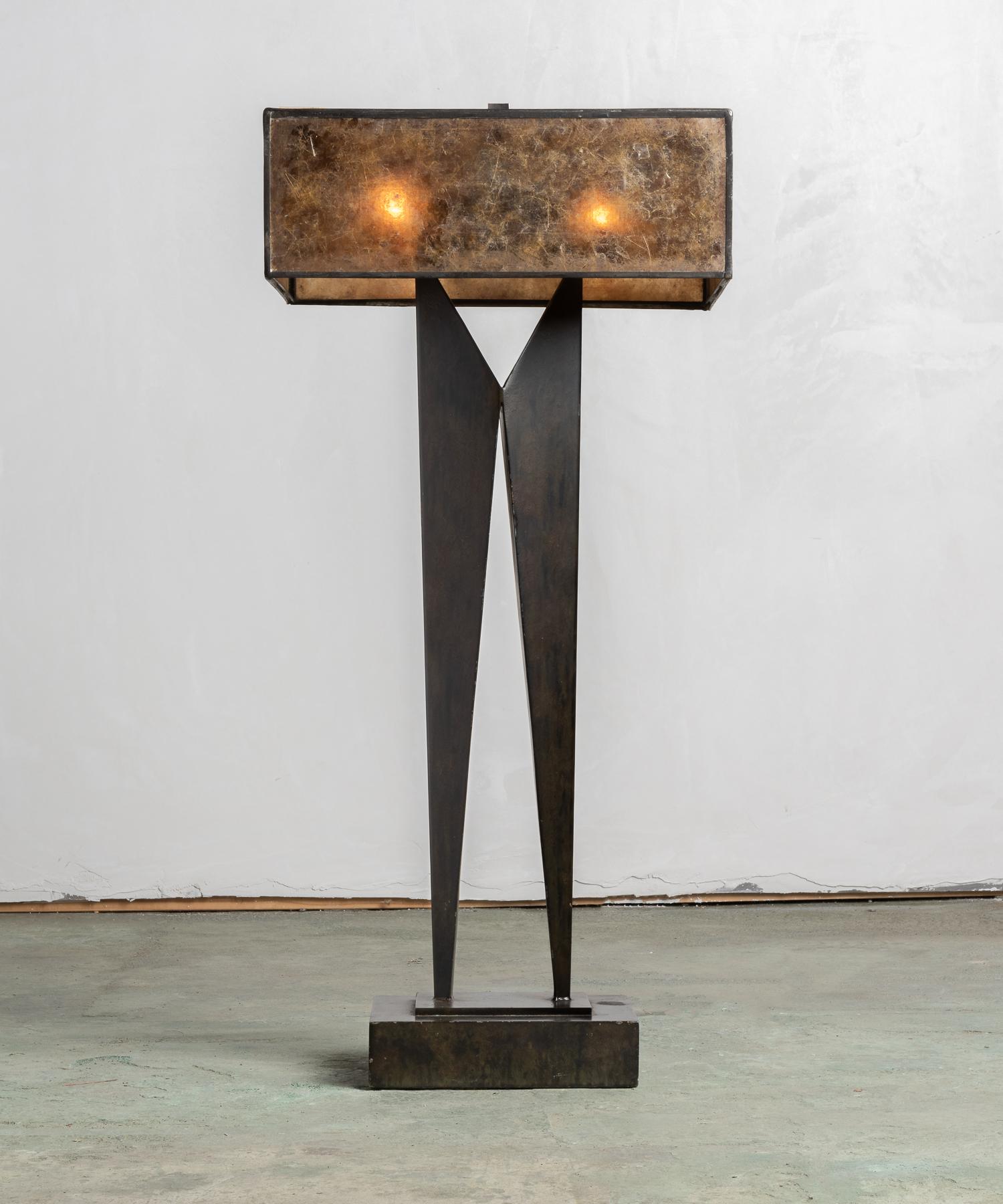 Modernist sculptural table lamp, France, circa 1950.

Unique metal lamp with original mica shade.