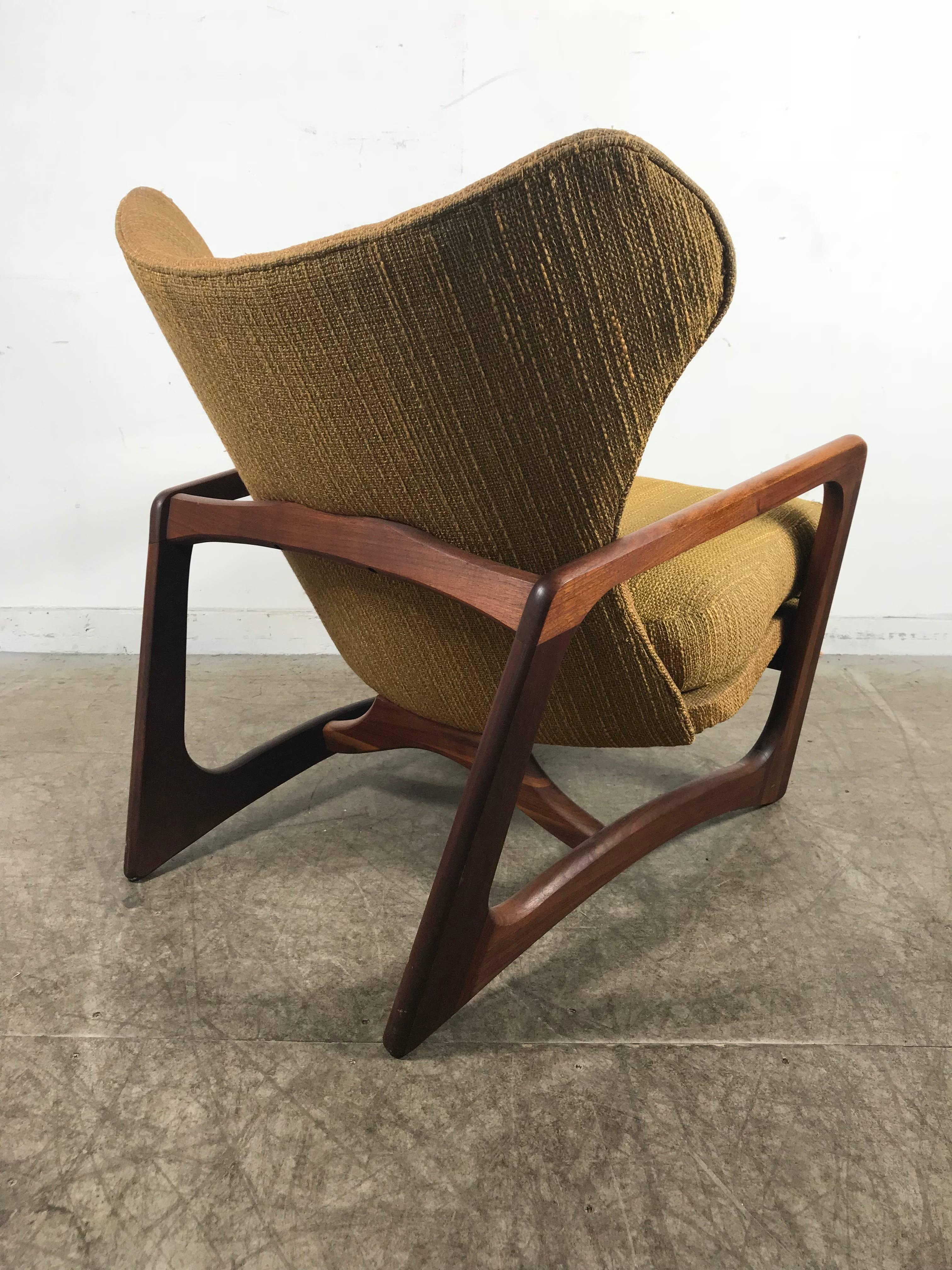 Modernist Sculptural Walnut Wing Back Lounge Chair by Adrian Pearsall In Good Condition In Buffalo, NY