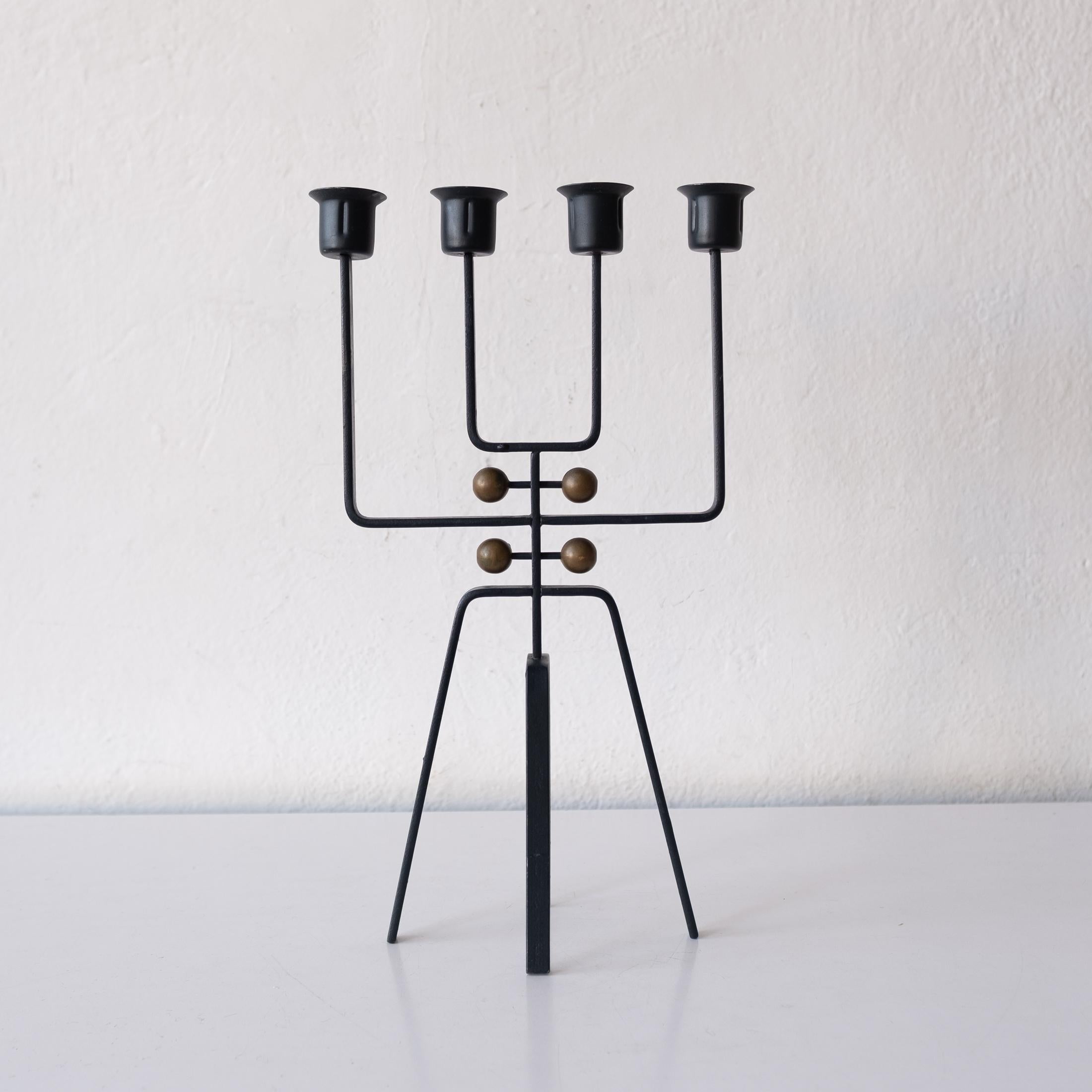 Modernistischer skulpturaler Kerzenhalter aus Holz und Eisen (Moderne der Mitte des Jahrhunderts) im Angebot