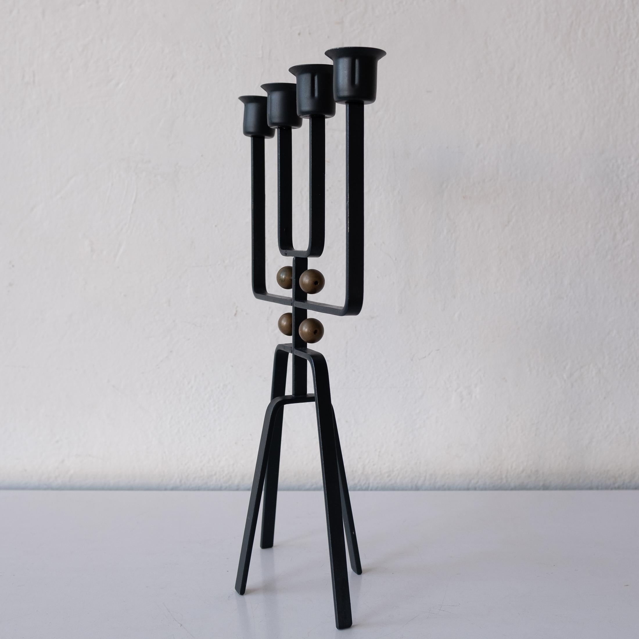 Modernistischer skulpturaler Kerzenhalter aus Holz und Eisen (20. Jahrhundert) im Angebot