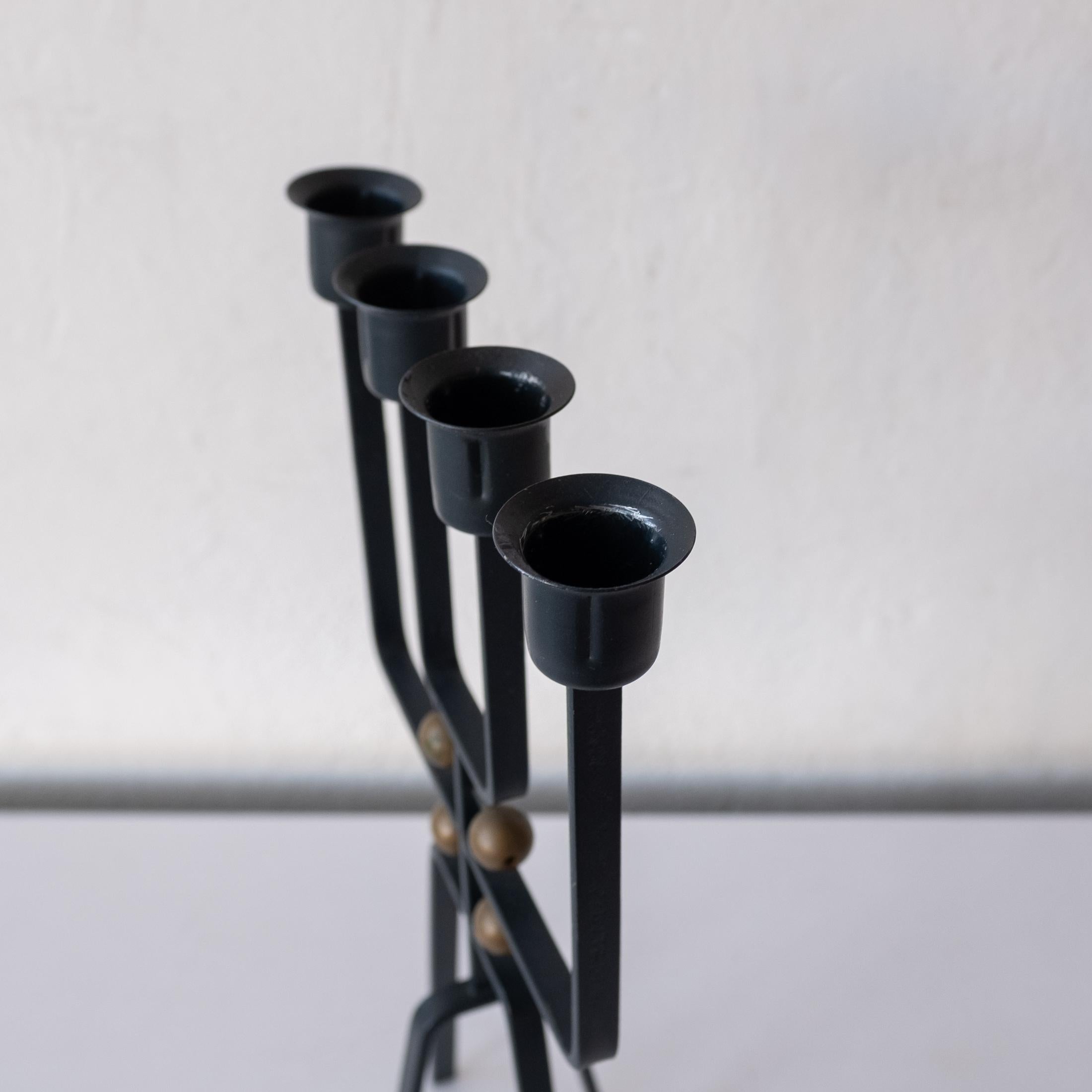 Modernistischer skulpturaler Kerzenhalter aus Holz und Eisen (Metall) im Angebot