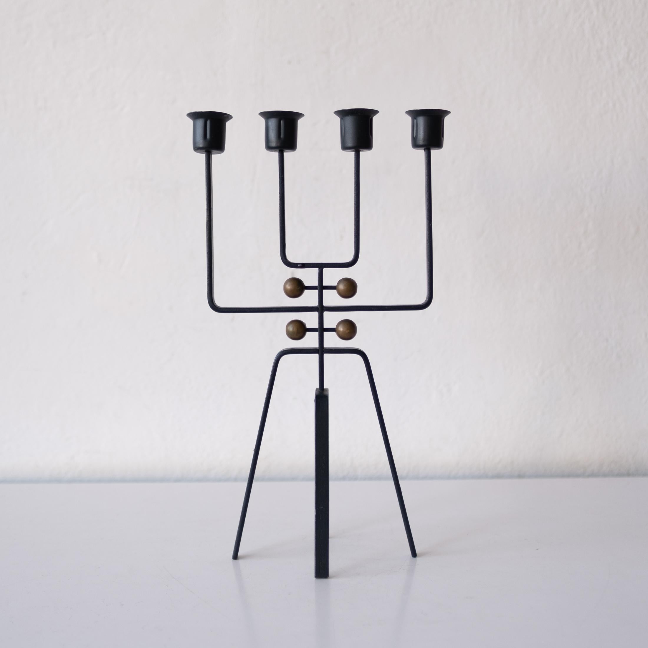Modernistischer skulpturaler Kerzenhalter aus Holz und Eisen im Angebot 1