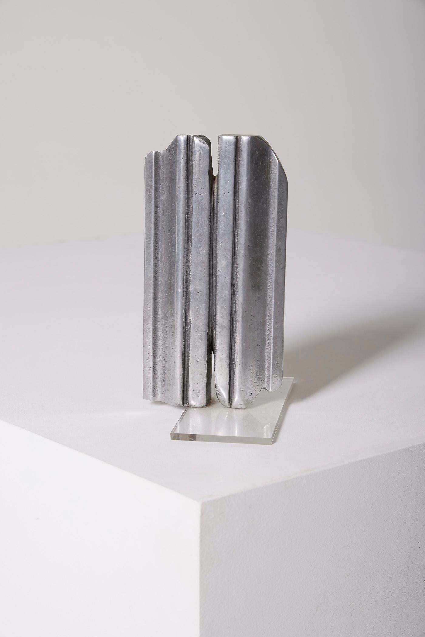 Free-form modernist sculpture in brushed metal resting on a lucite base. In perfect condition.
LP2599