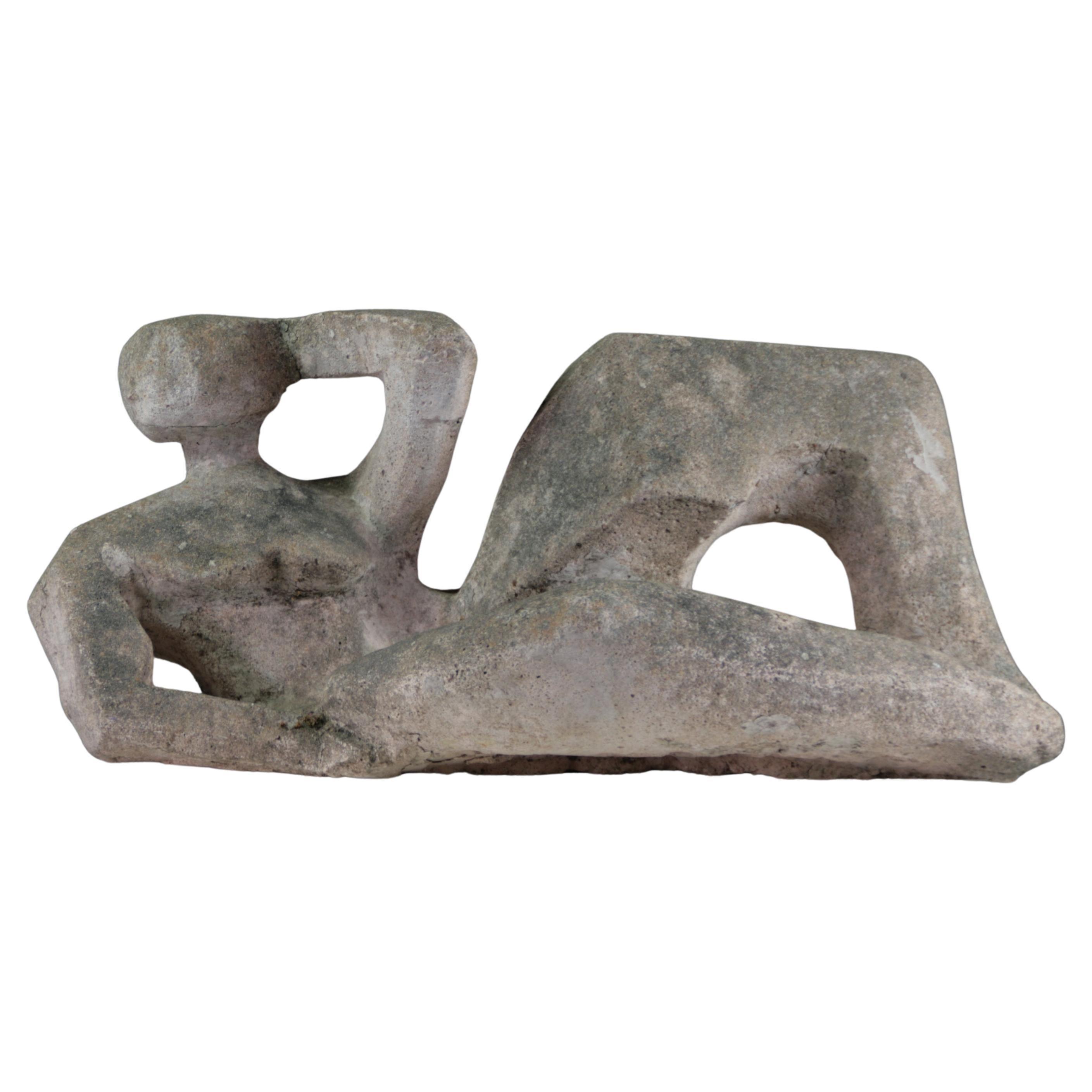 Sculpture moderniste d'un nu féminin allongé, pierre reconstituée, années 1960. en vente