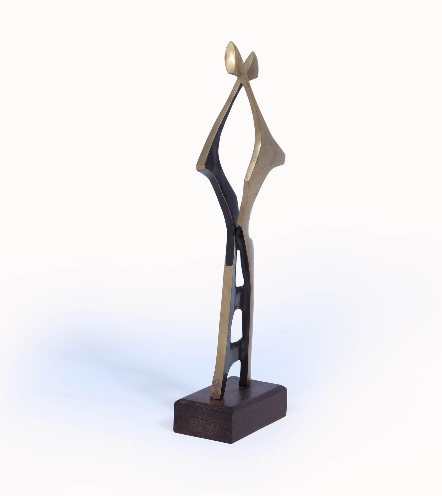 Scultura modernista 
Ti presentiamo un capolavoro accattivante che trascende i confini della scultura tradizionale: una straordinaria rappresentazione dell'intimità e della connessione attraverso l'arte astratta. Quest'opera mozzafiato, realizzata