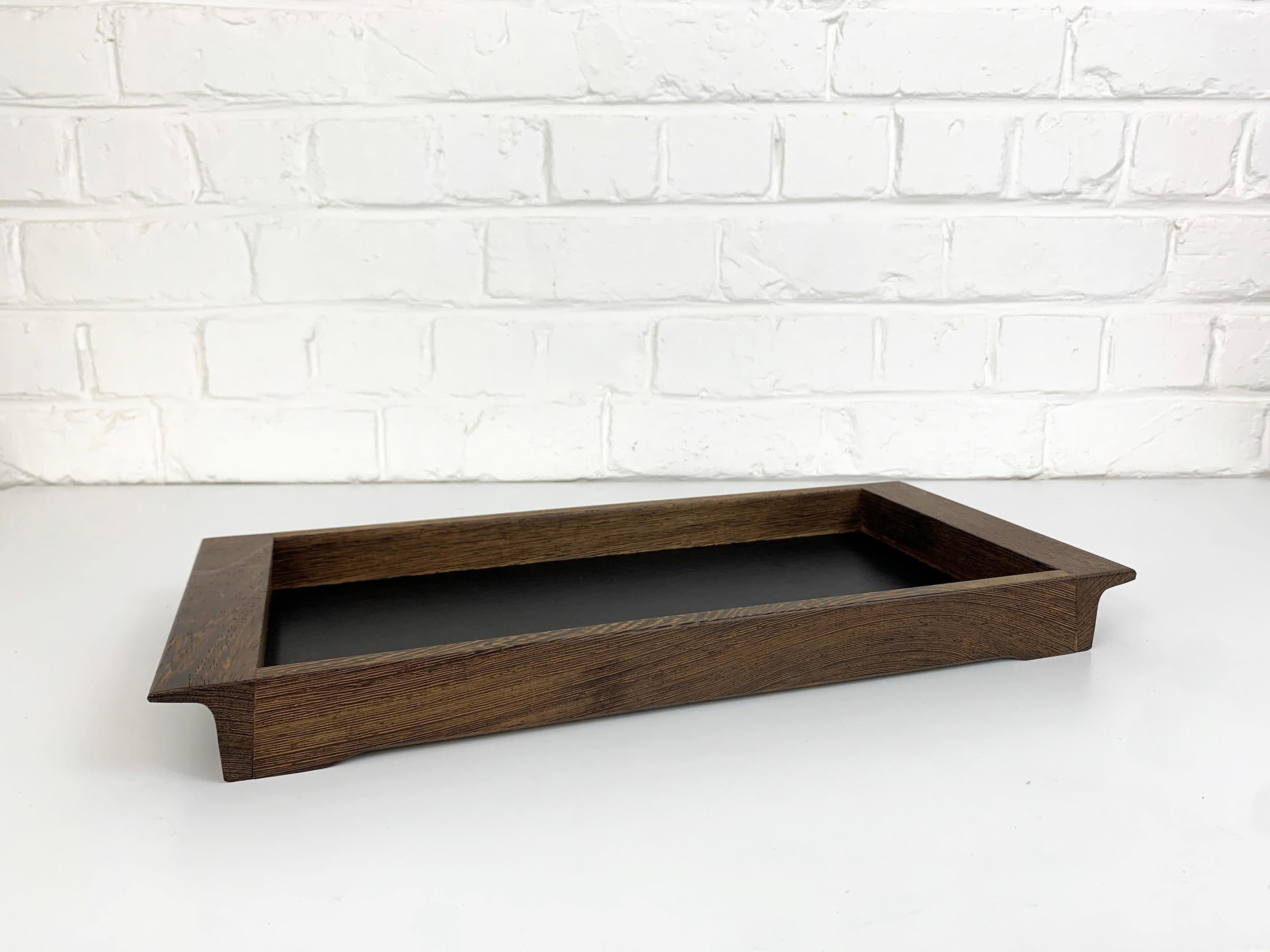 Rare et élégant plateau de service ou de décoration des années 1960, en bois de Wengé et Formica noir. 

Conçu par Henning Seidelin à la fin des années 1950 ou au début des années 1960, il a été produit par Voss au Danemark pendant cette période.