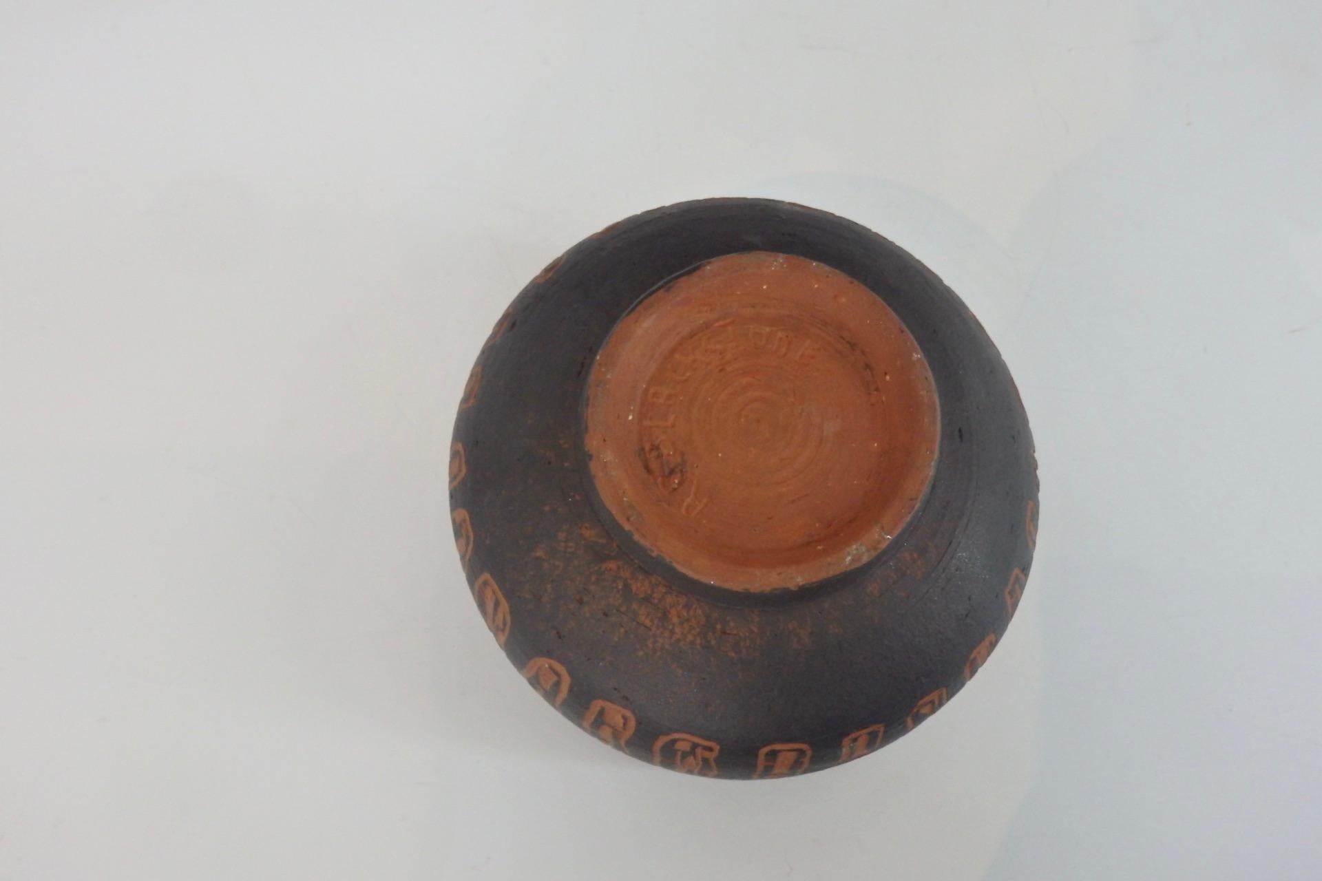 Modernistische Schale aus roter Keramik mit Sgraffitodekor von Rozsika Blackstone (amerikanisch) im Angebot