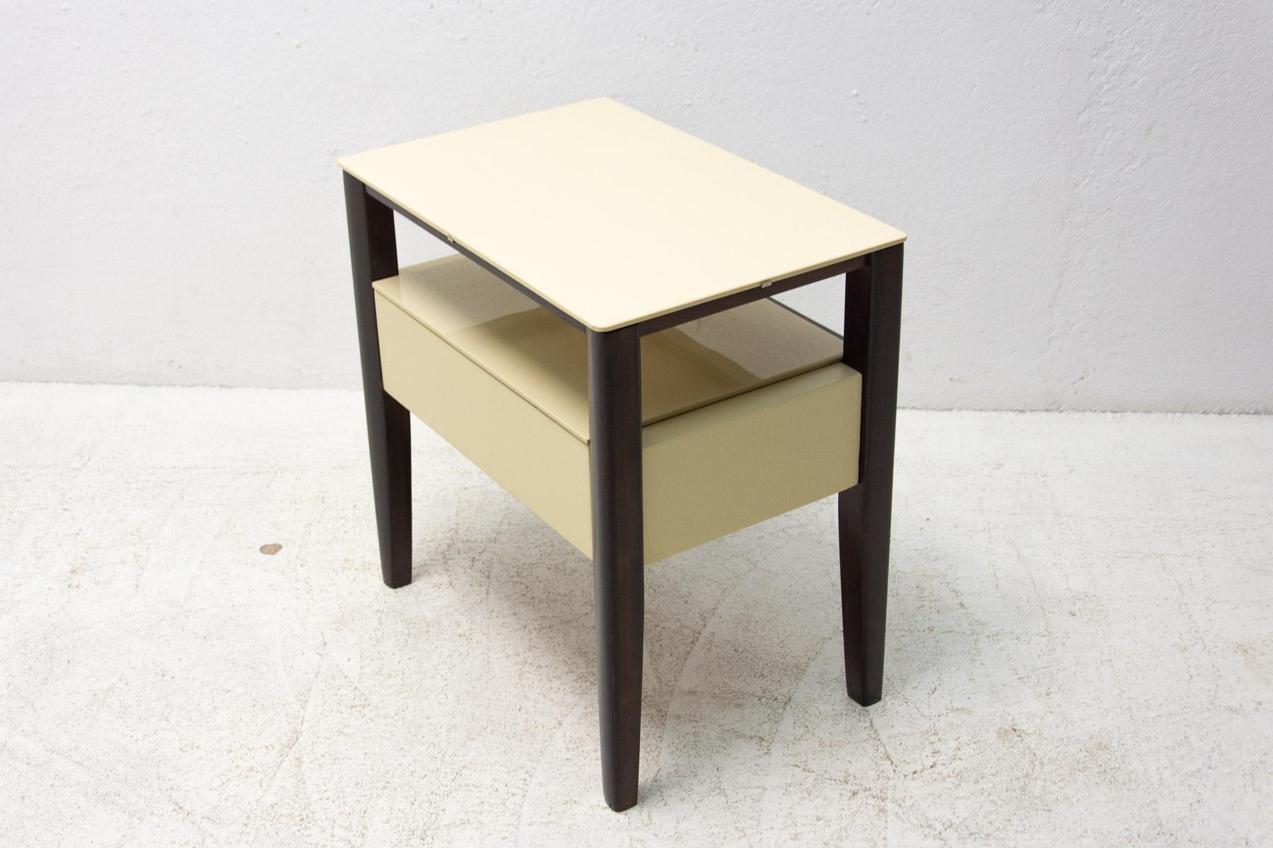 Modernist Side or Bedside Table, Czechoslovakia, 1960s For Sale 6