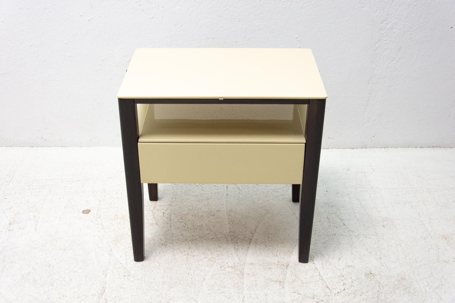 Modernist Side or Bedside Table, Czechoslovakia, 1960s For Sale 10