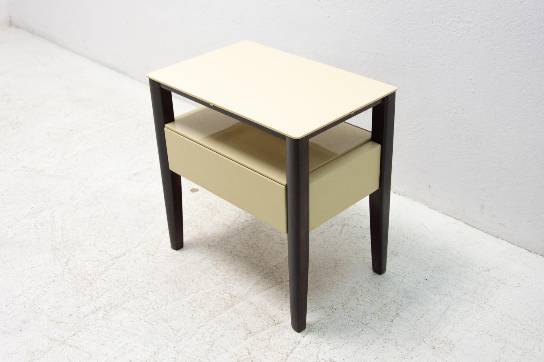 Mid-Century Modern Table d'appoint ou table de chevet moderniste, Tchécoslovaquie, années 1960 en vente