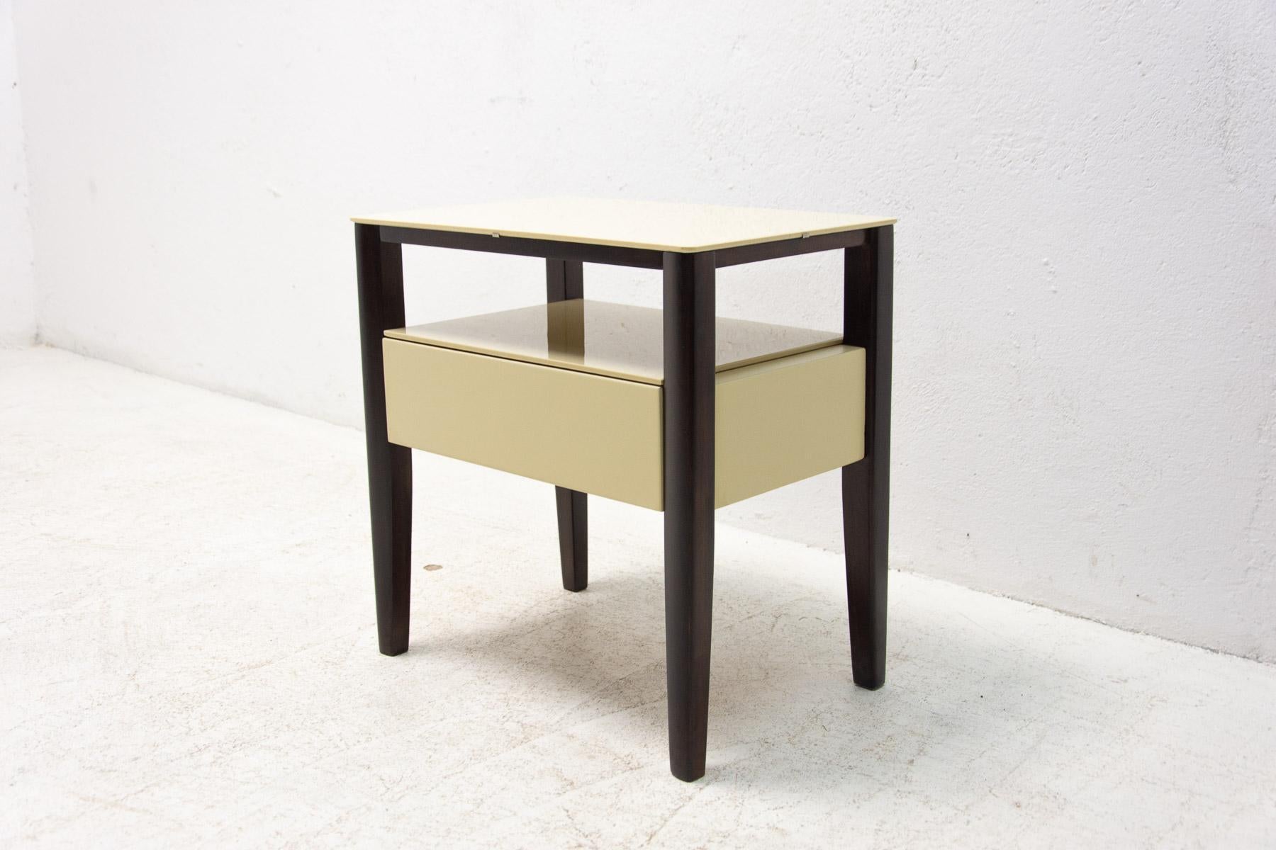 Modernist Side or Bedside Table, Czechoslovakia, 1960s In Excellent Condition For Sale In Prague 8, CZ