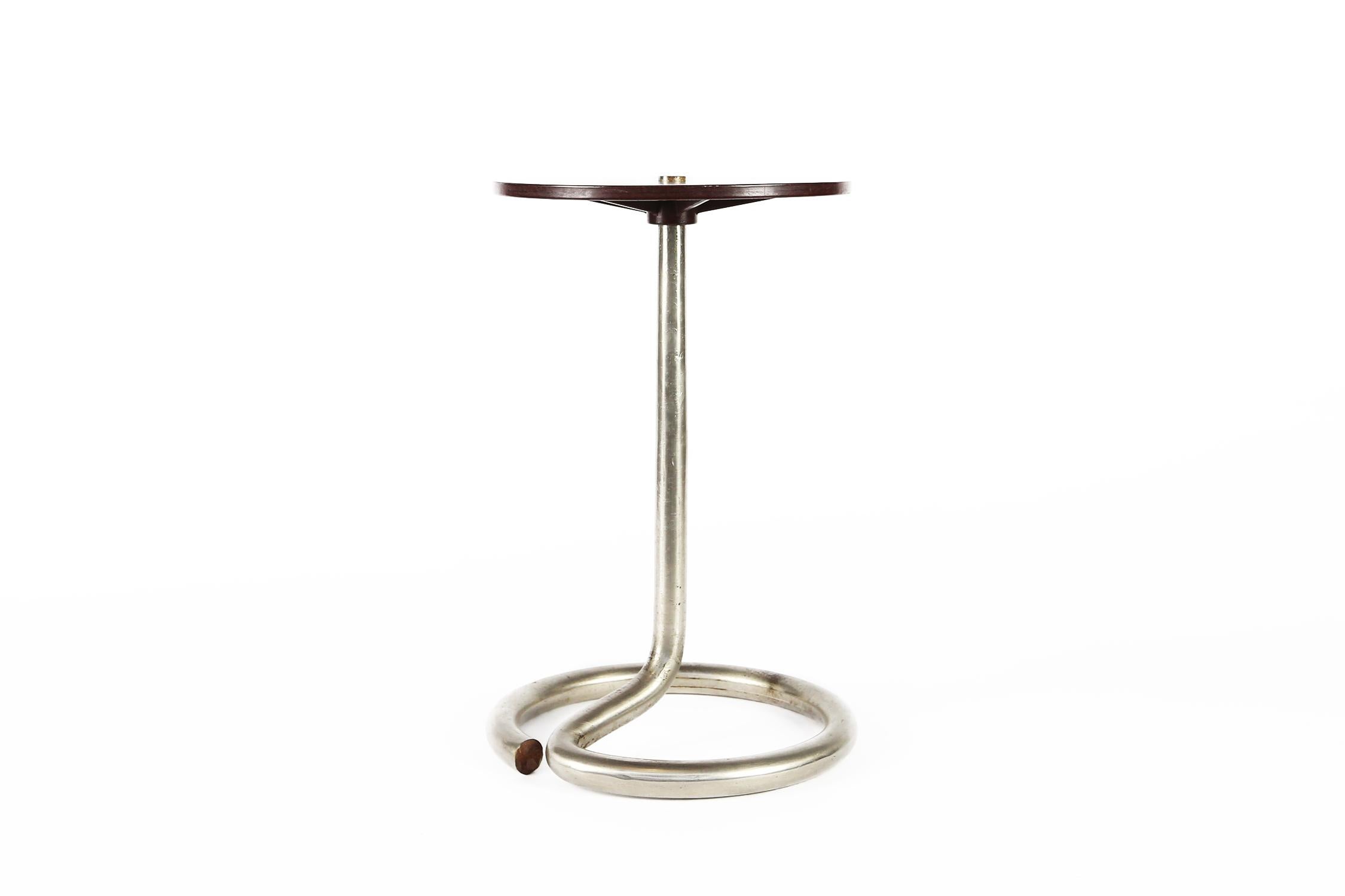 This minimal modernist side table was designed by René Herbst for Stablet in France, circa 1935.
The elegant tubular chromed base holds the black bakelite round top.
Signed under the metal base and the bakelite top.