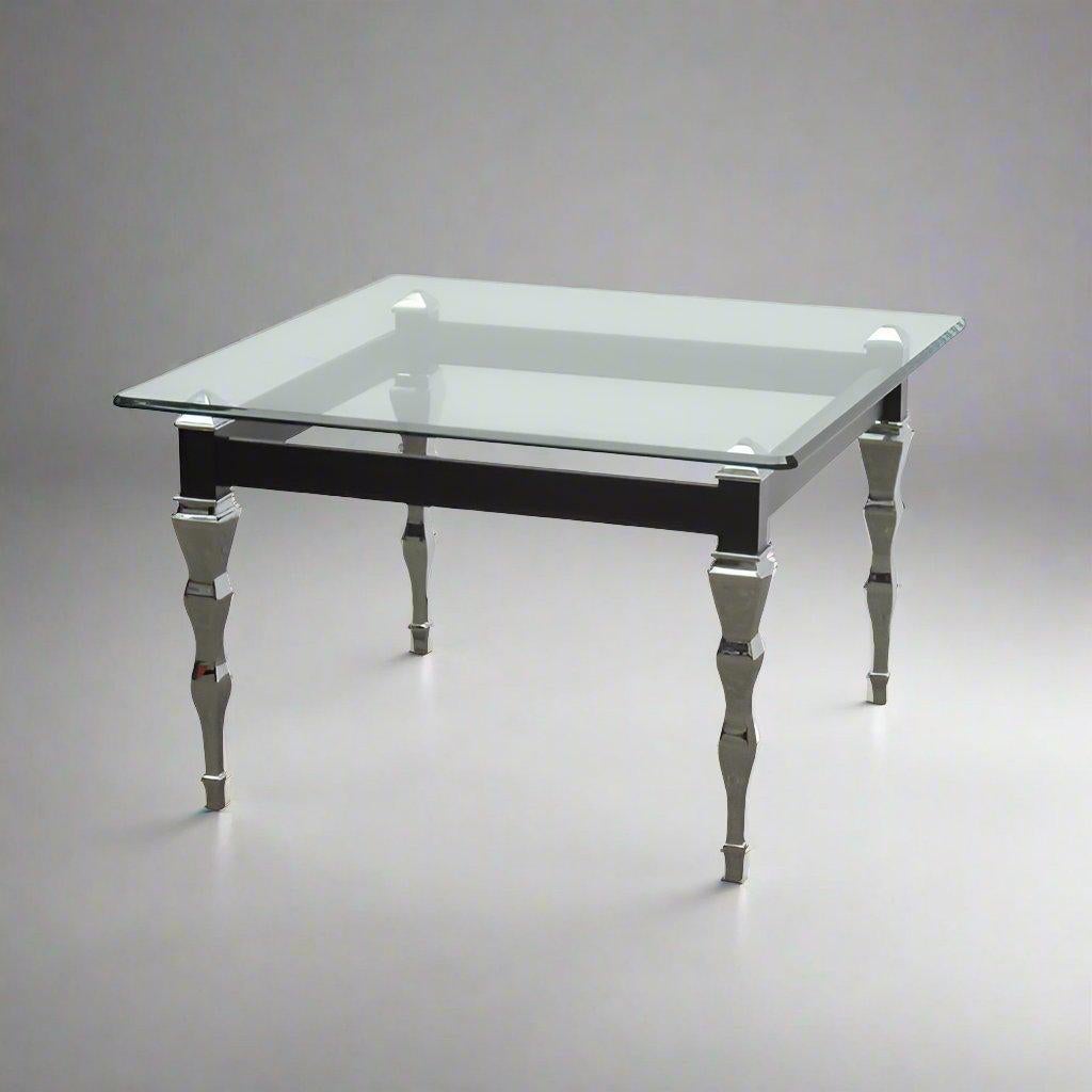 Table d'appoint moderniste avec
plateau en verre et pieds en nickel.