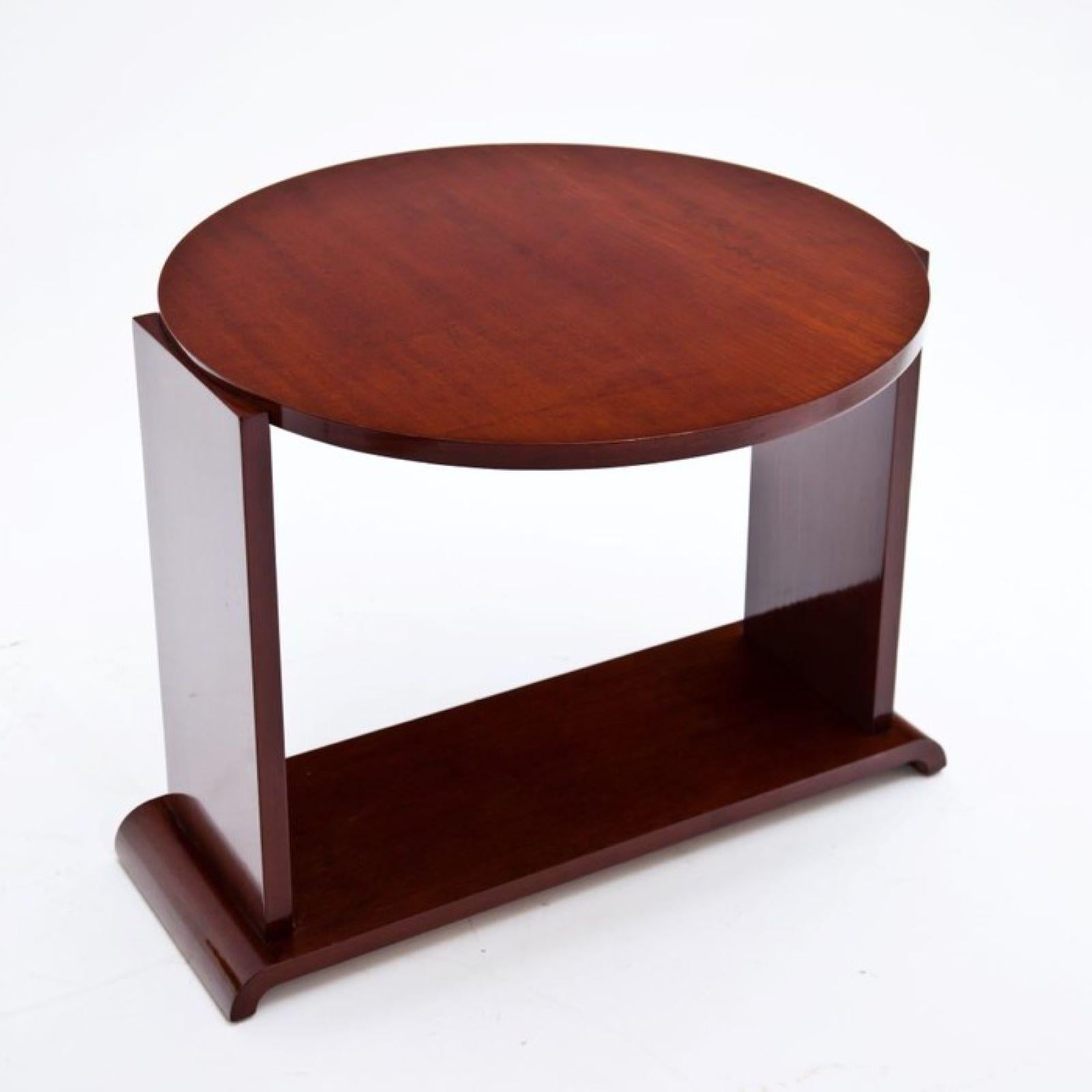 Table d'appoint moderniste en acajou.
