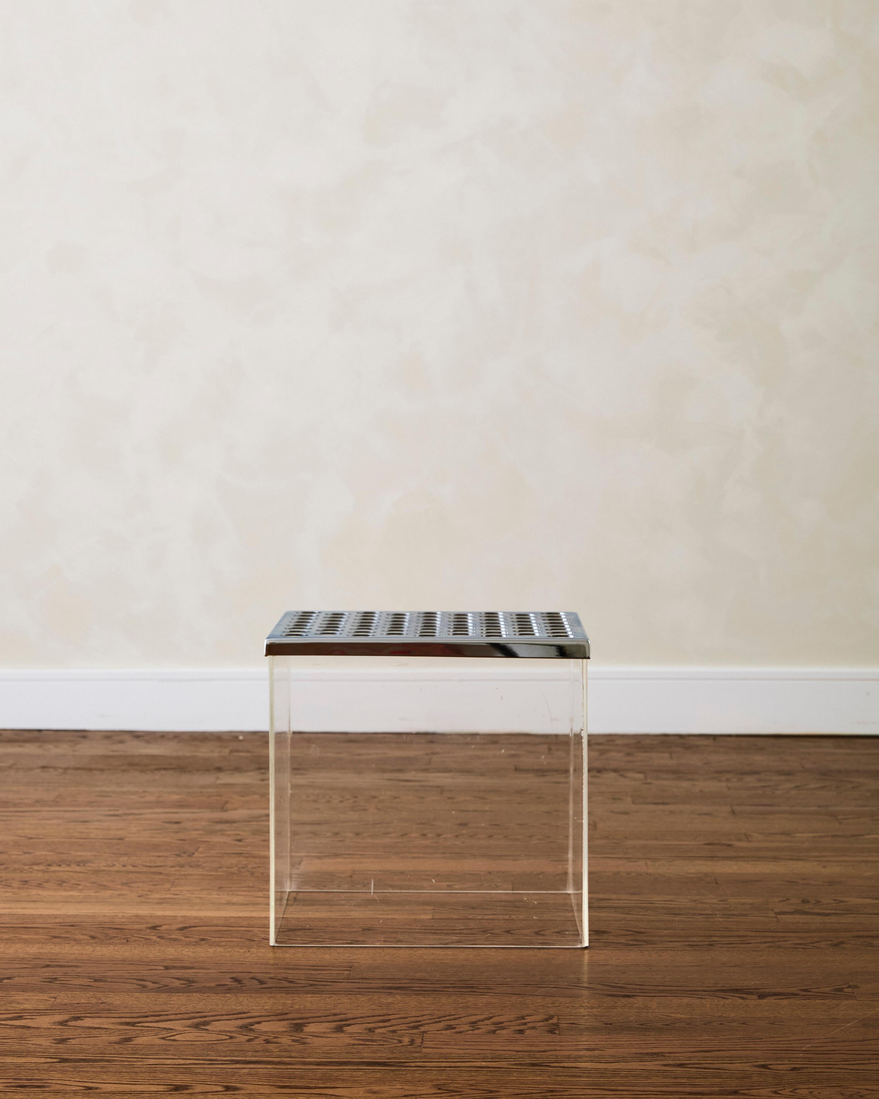 Table d'appoint moderniste en plexiglas avec plateau en métal perforé.

