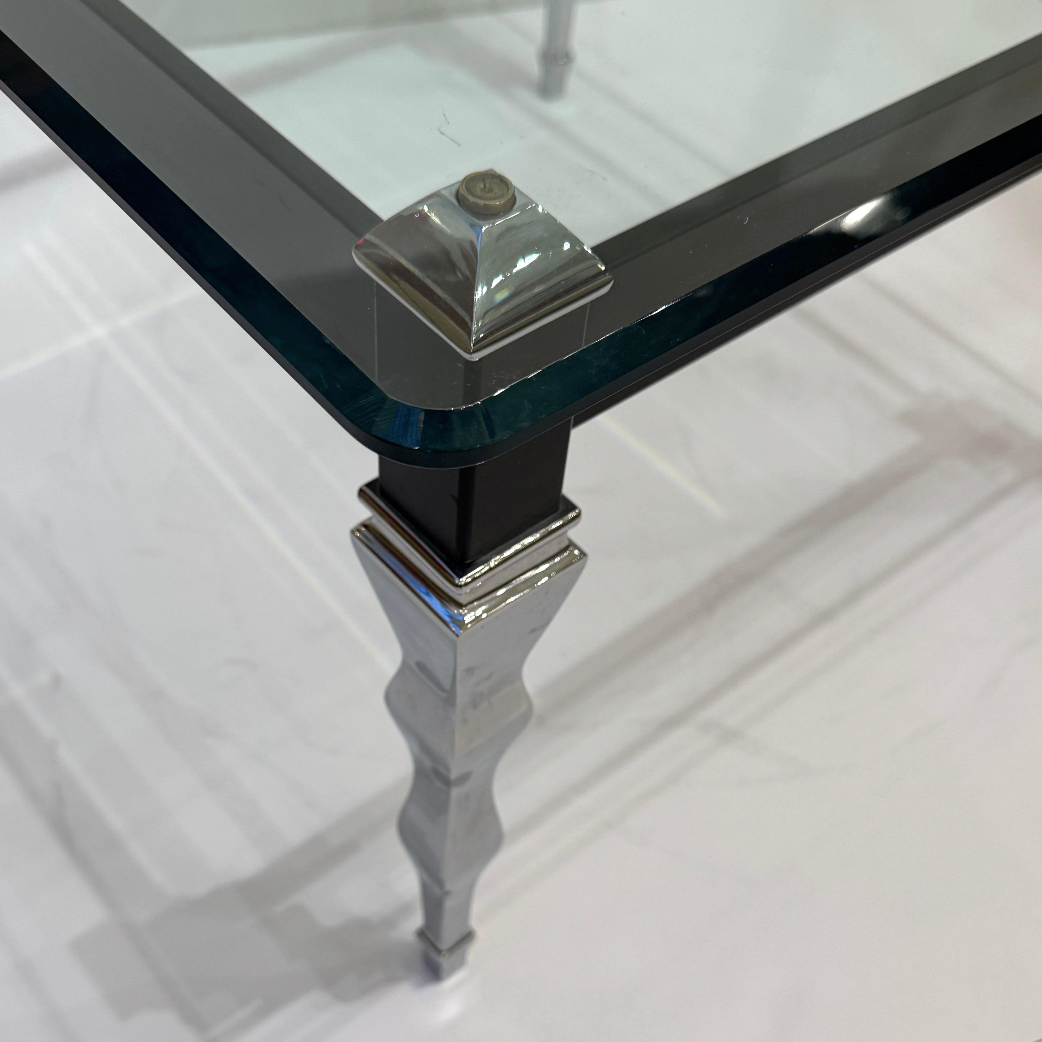 Table d'appoint moderniste en vente 1