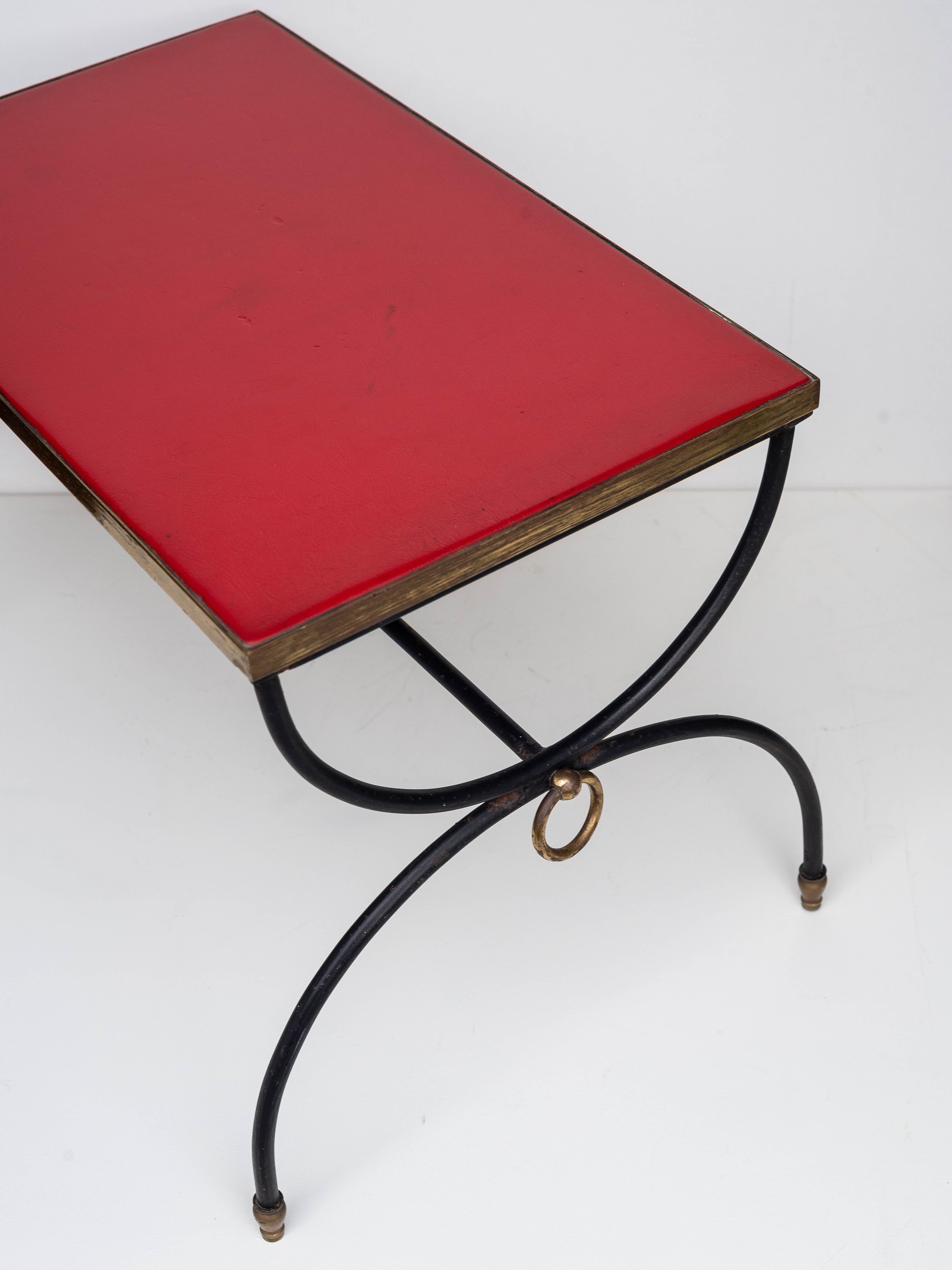 Table d'appoint moderniste en fer forgé et cuir rouge - Style Jacques Adnet - années 1950 en vente 2