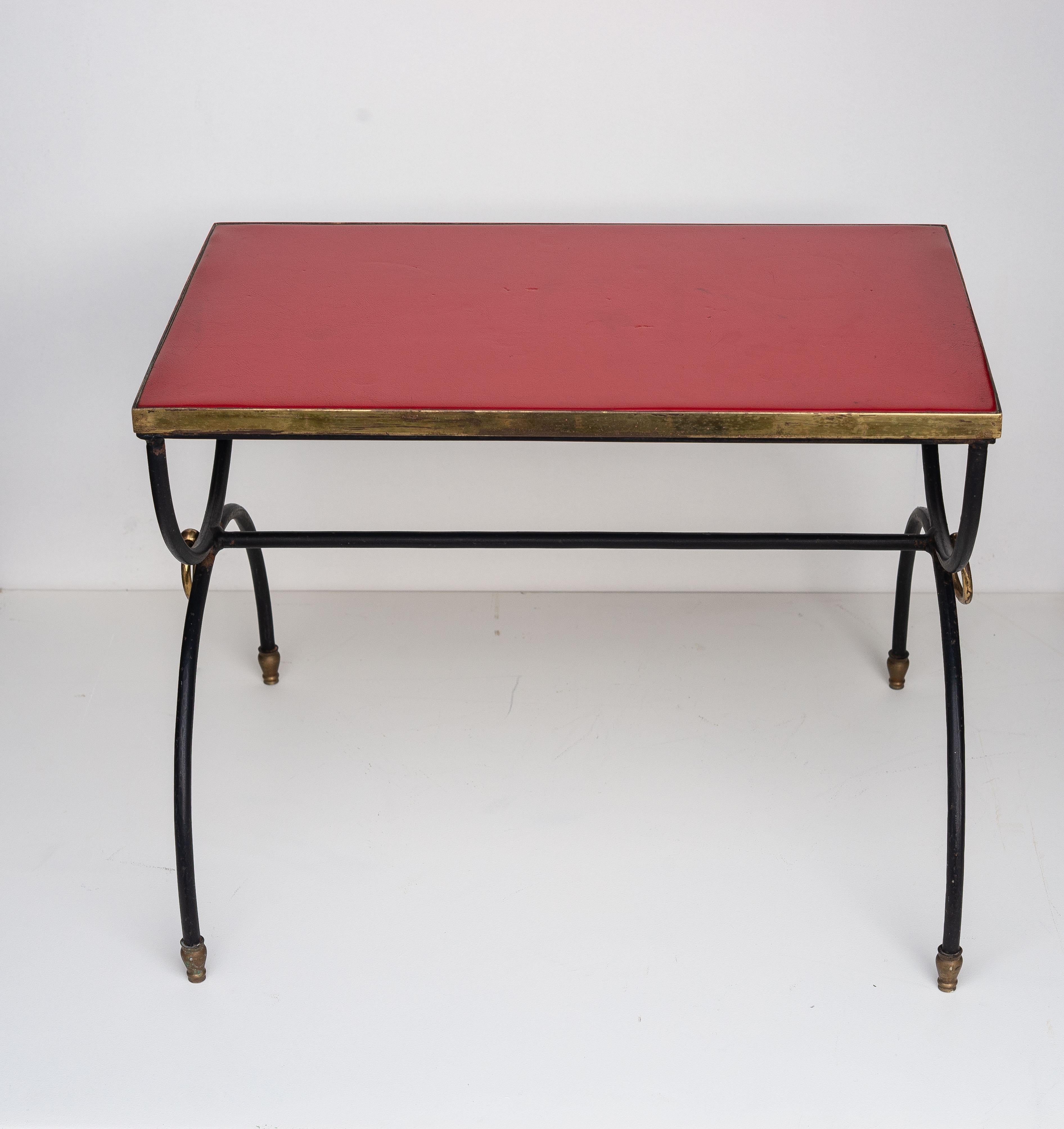 Table d'appoint moderniste en fer forgé et cuir rouge - Style Jacques Adnet - années 1950 en vente 3