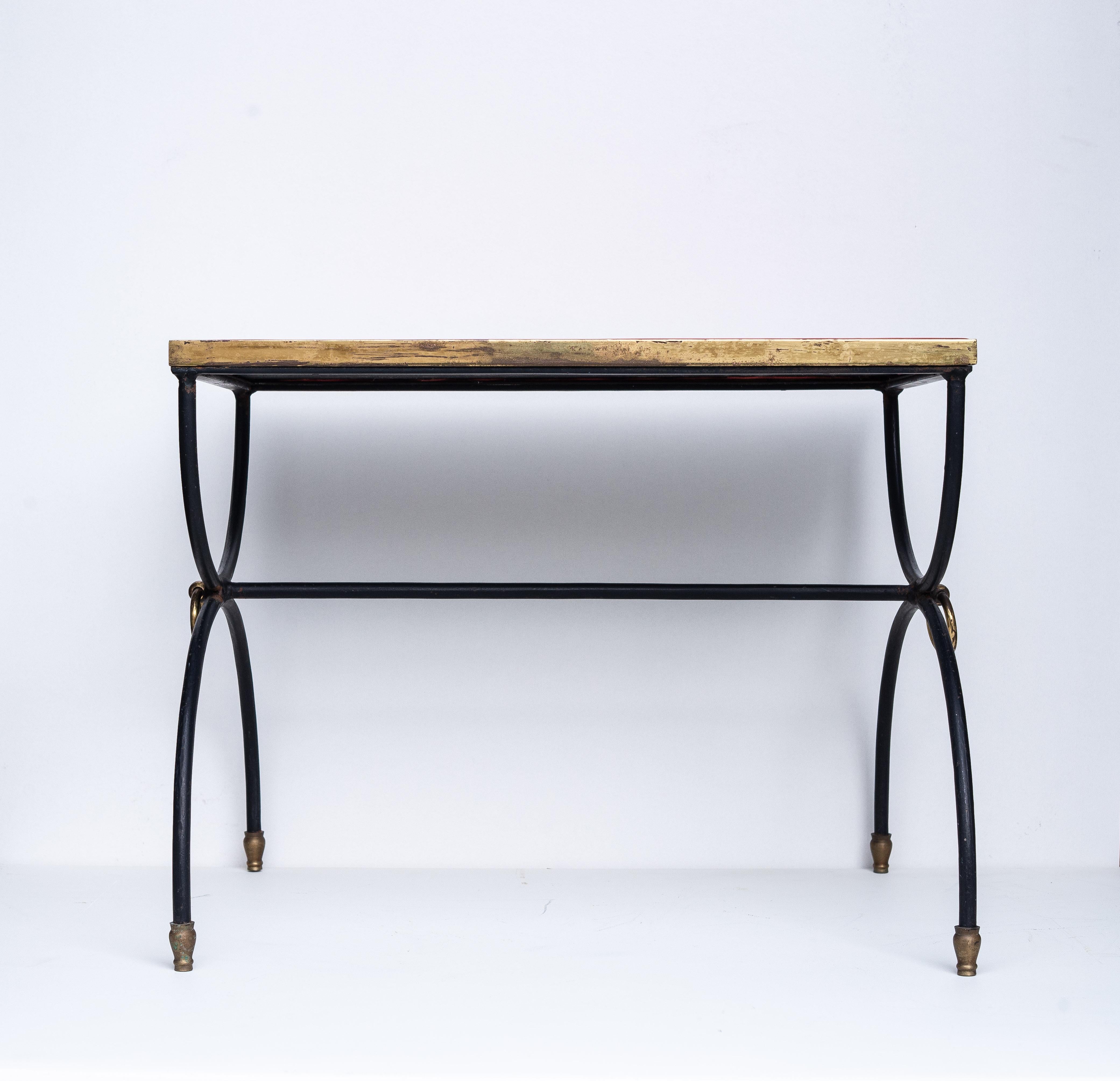 Français Table d'appoint moderniste en fer forgé et cuir rouge - Style Jacques Adnet - années 1950 en vente