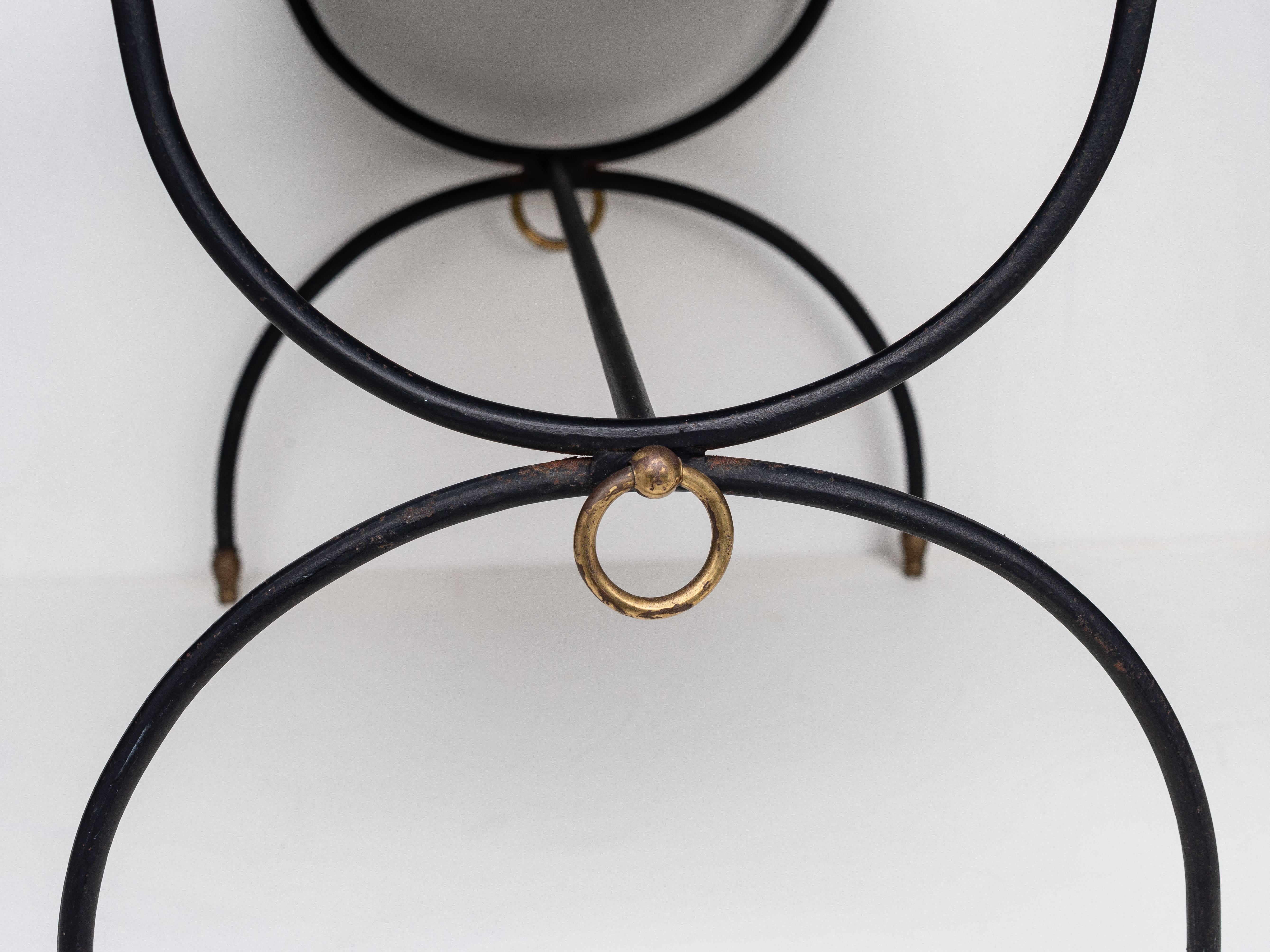 20ième siècle Table d'appoint moderniste en fer forgé et cuir rouge - Style Jacques Adnet - années 1950 en vente