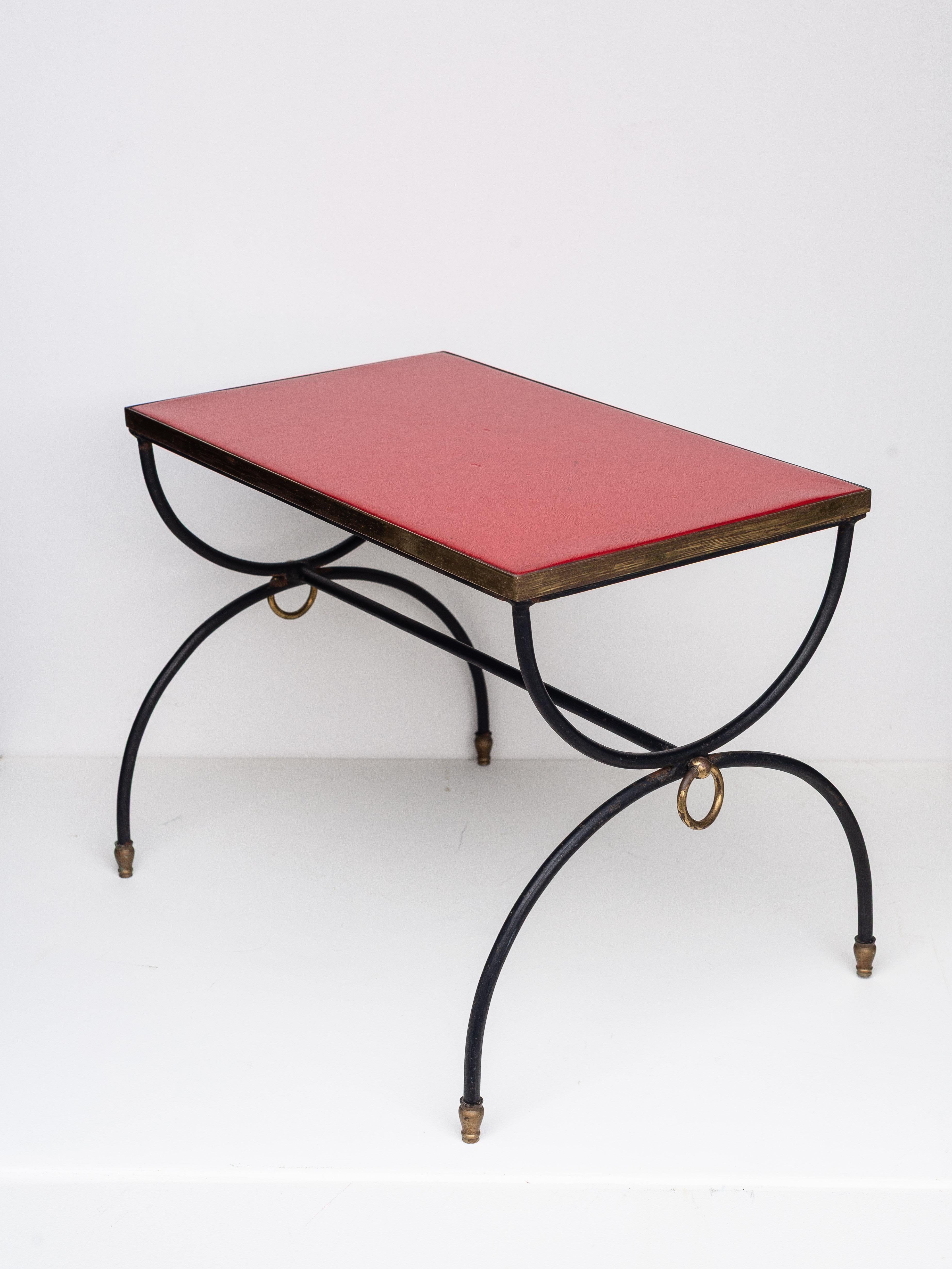 Laiton Table d'appoint moderniste en fer forgé et cuir rouge - Style Jacques Adnet - années 1950 en vente