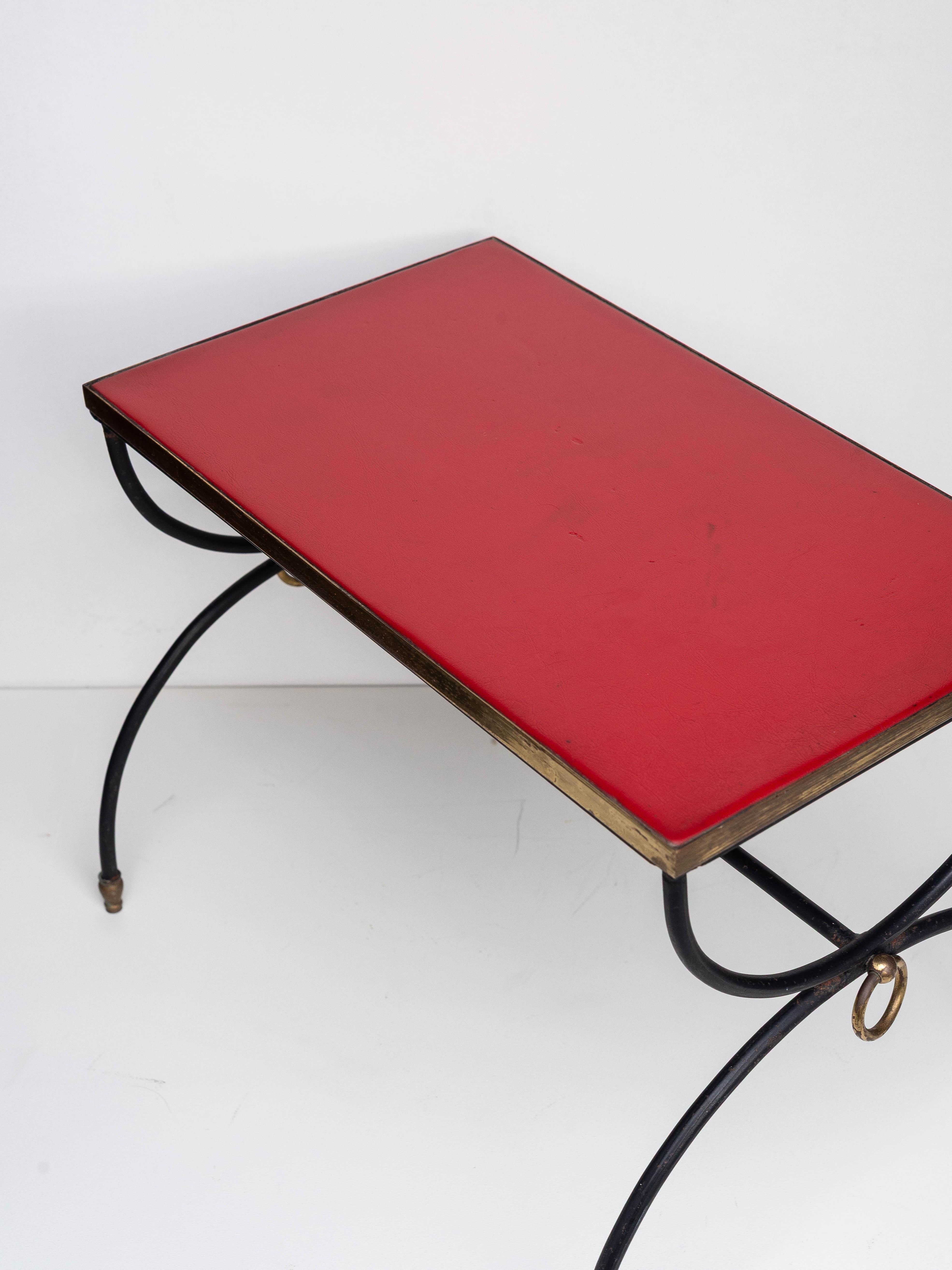 Table d'appoint moderniste en fer forgé et cuir rouge - Style Jacques Adnet - années 1950 en vente 1
