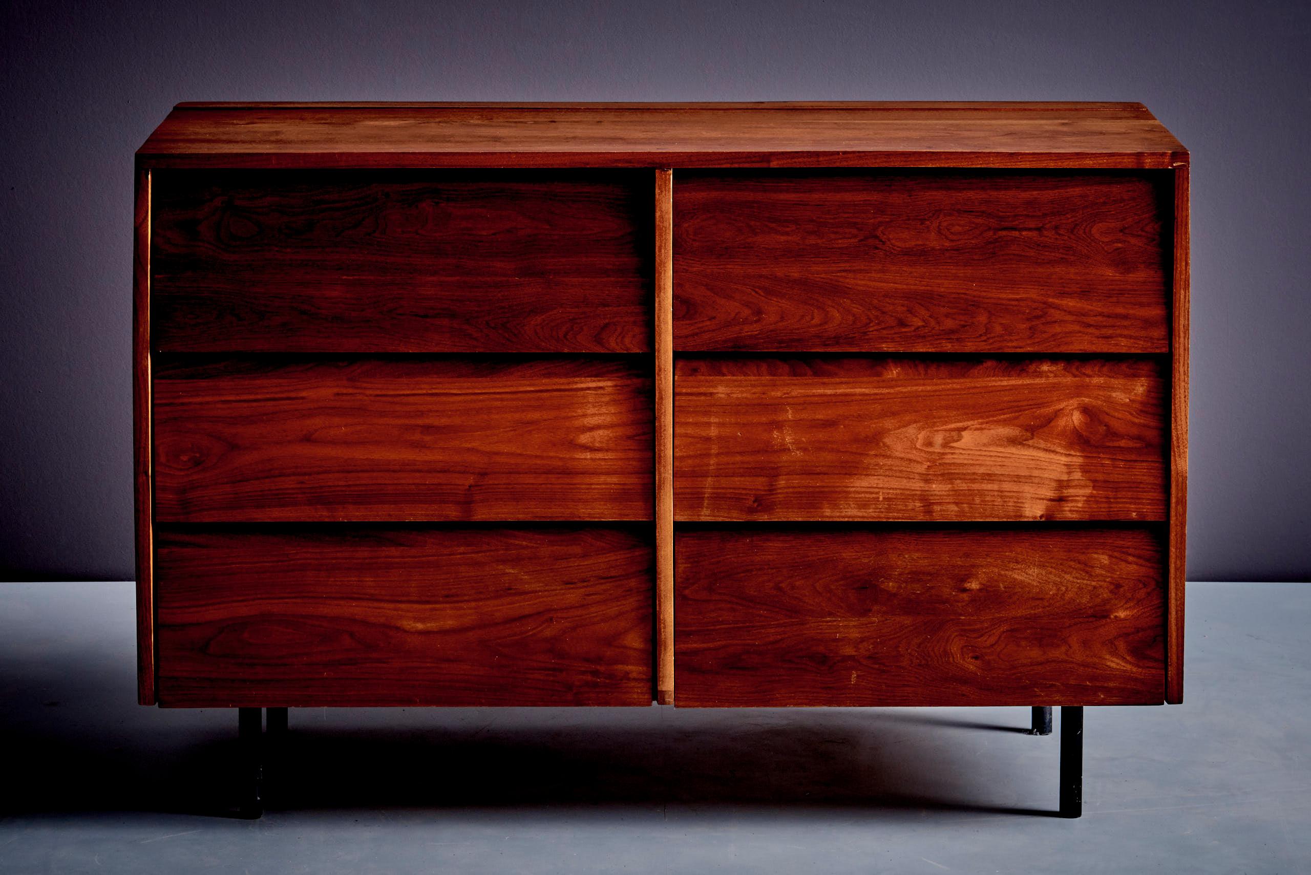 Americano Credenza modernista in noce di Allan Gould, USA 1960 in vendita