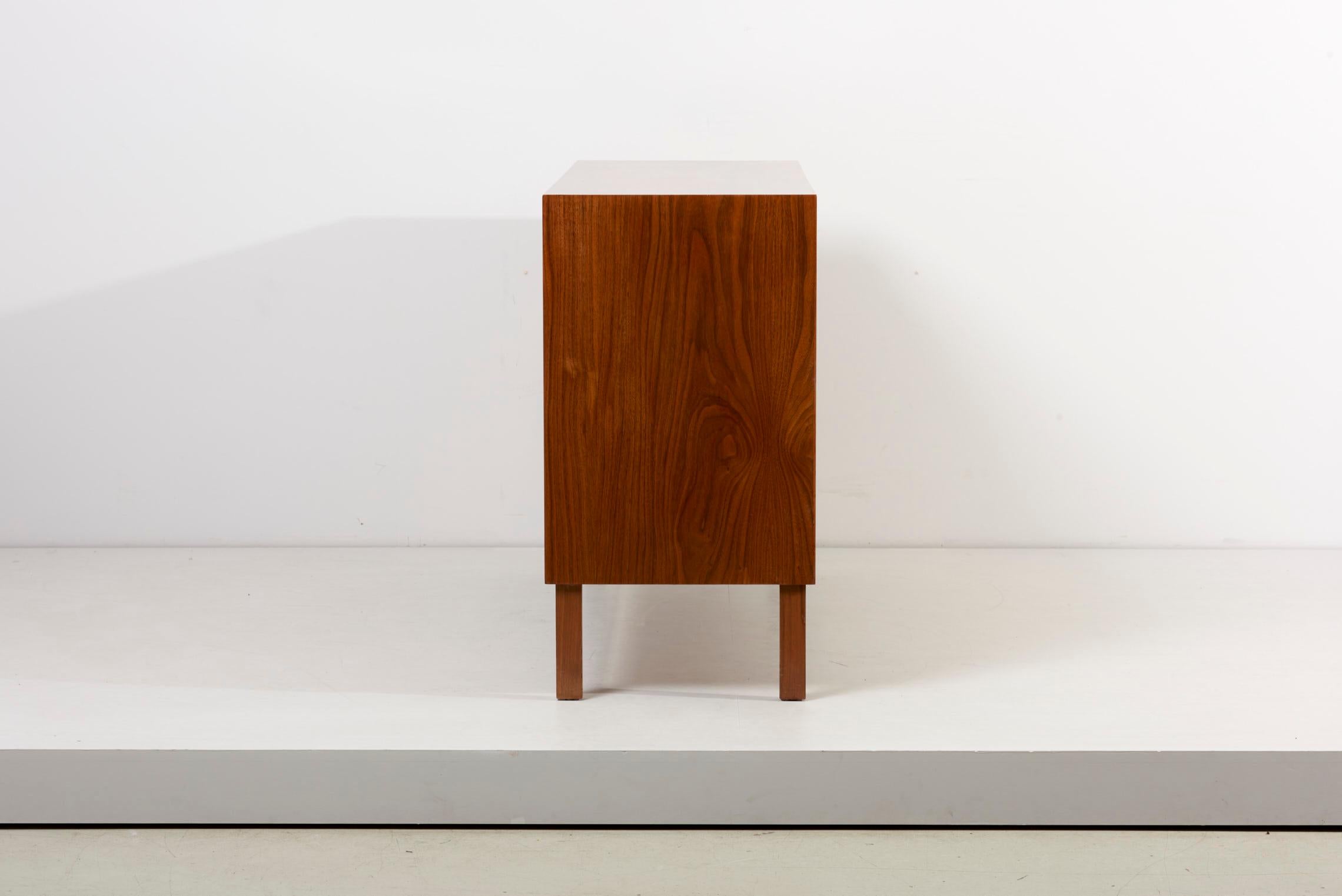Modernist Sideboard in Walnut by Allan Gould, USA 1960s In Good Condition For Sale In Berlin, DE