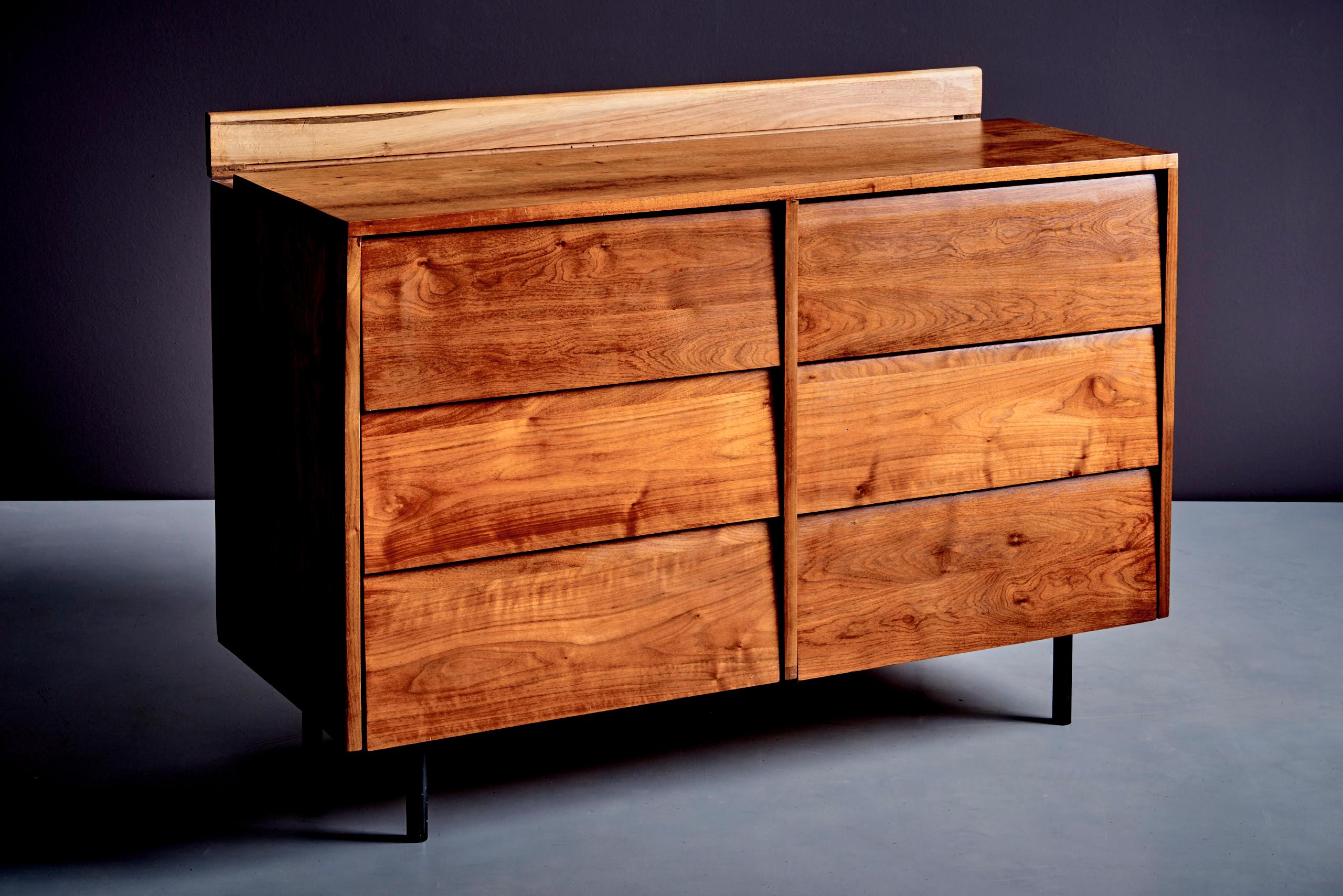 Noce Credenza modernista in noce di Allan Gould, USA 1960 in vendita