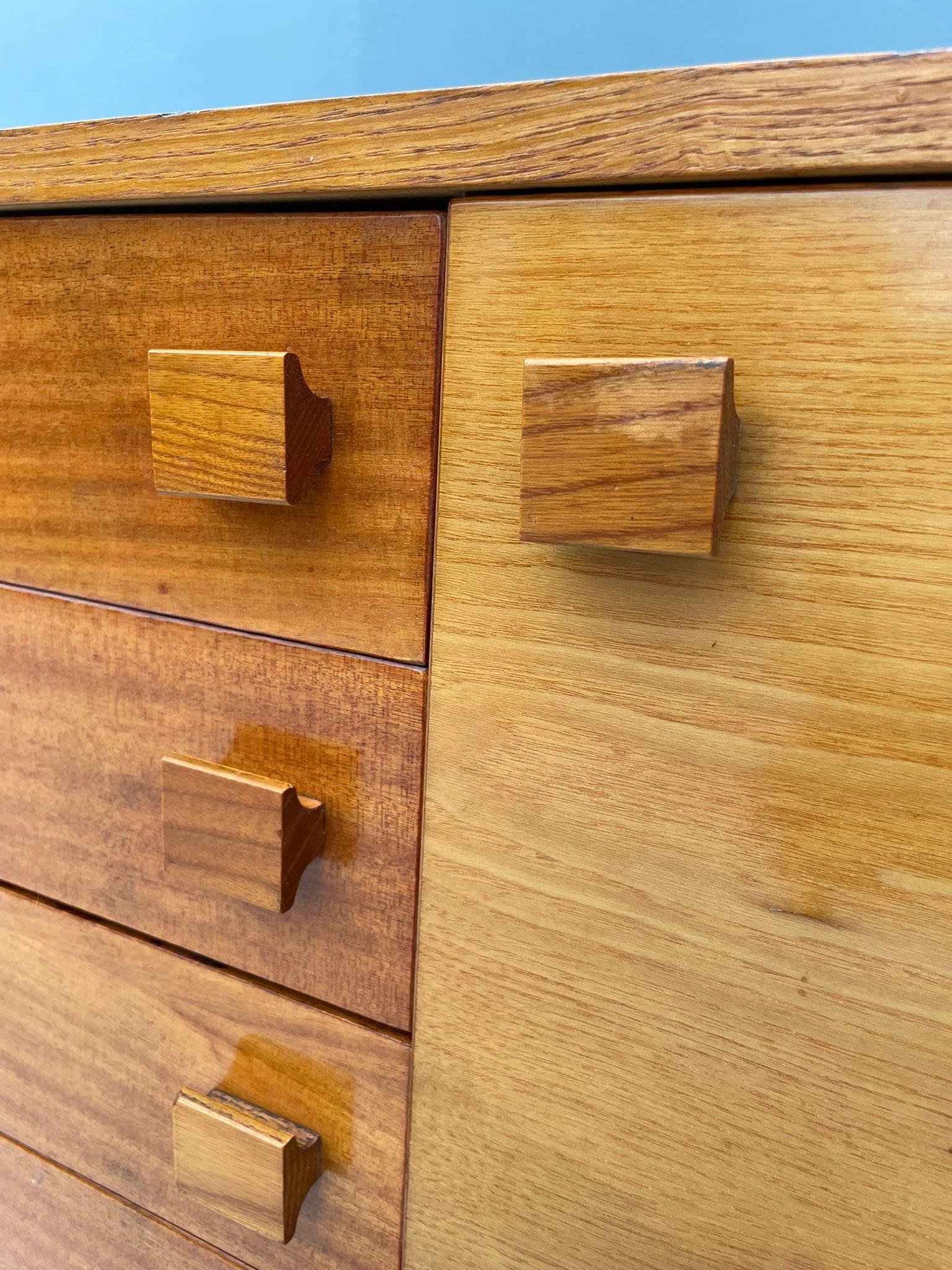 Buffet moderniste avec porte abattante, Tchécoslovaquie, 1970 en vente 3