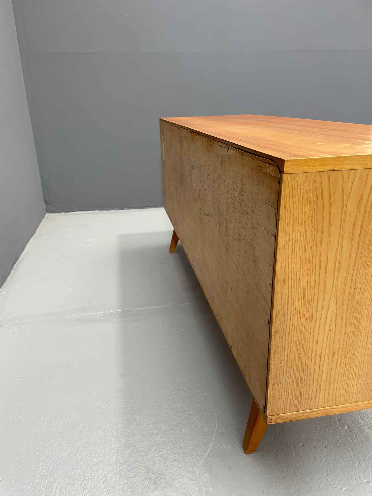Buffet moderniste avec porte abattante, Tchécoslovaquie, 1970 en vente 6