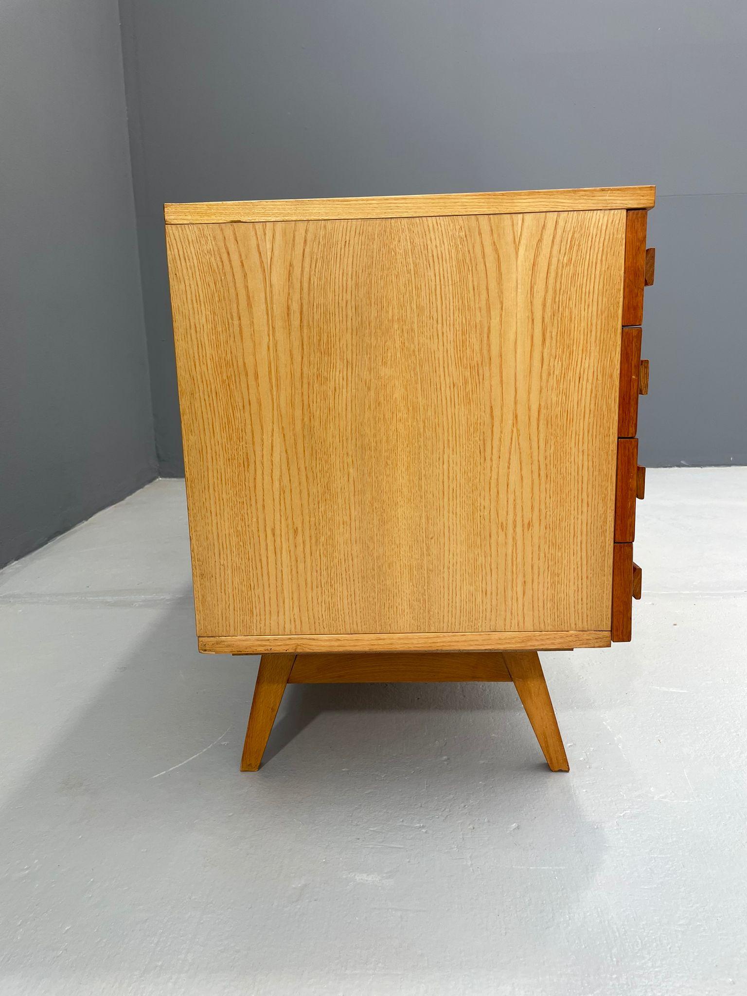 Buffet moderniste avec porte abattante, Tchécoslovaquie, 1970 en vente 8