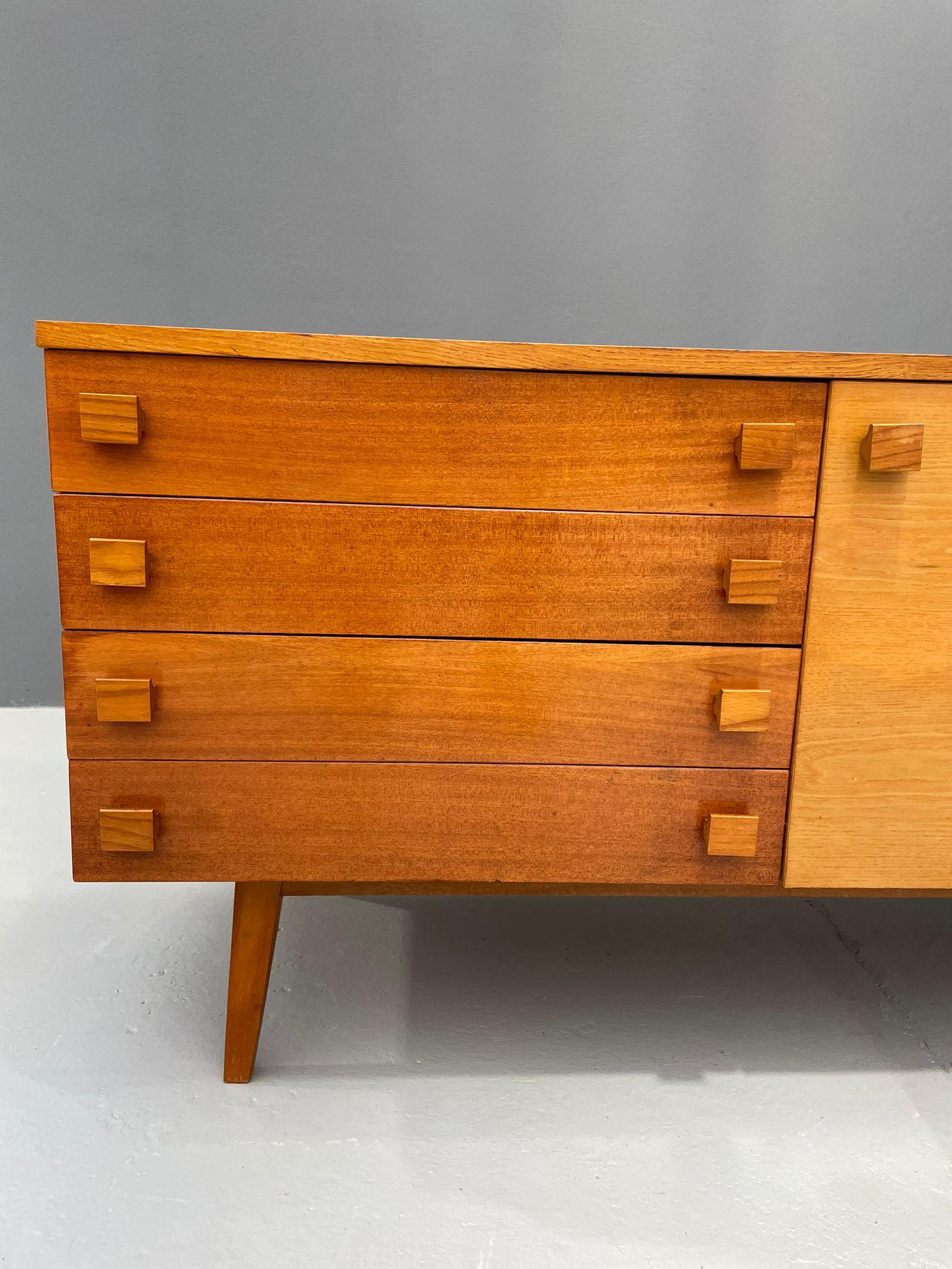 Buffet moderniste avec porte abattante, Tchécoslovaquie, 1970 en vente 10