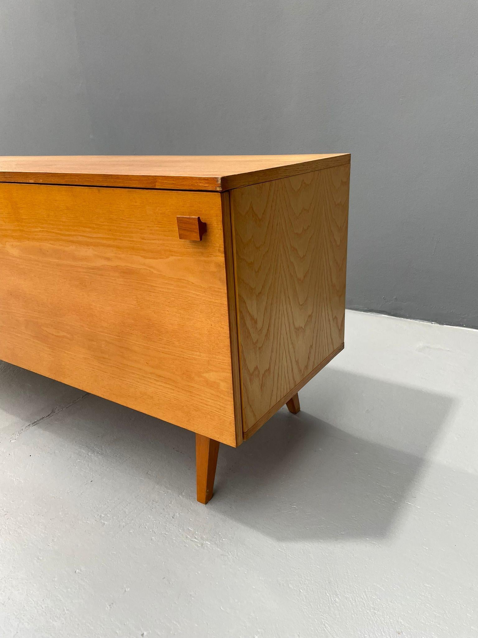 Buffet moderniste avec porte abattante, Tchécoslovaquie, 1970 en vente 13