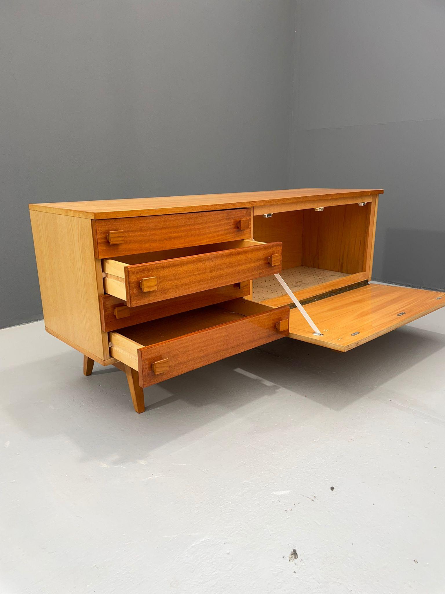 Tchèque Buffet moderniste avec porte abattante, Tchécoslovaquie, 1970 en vente