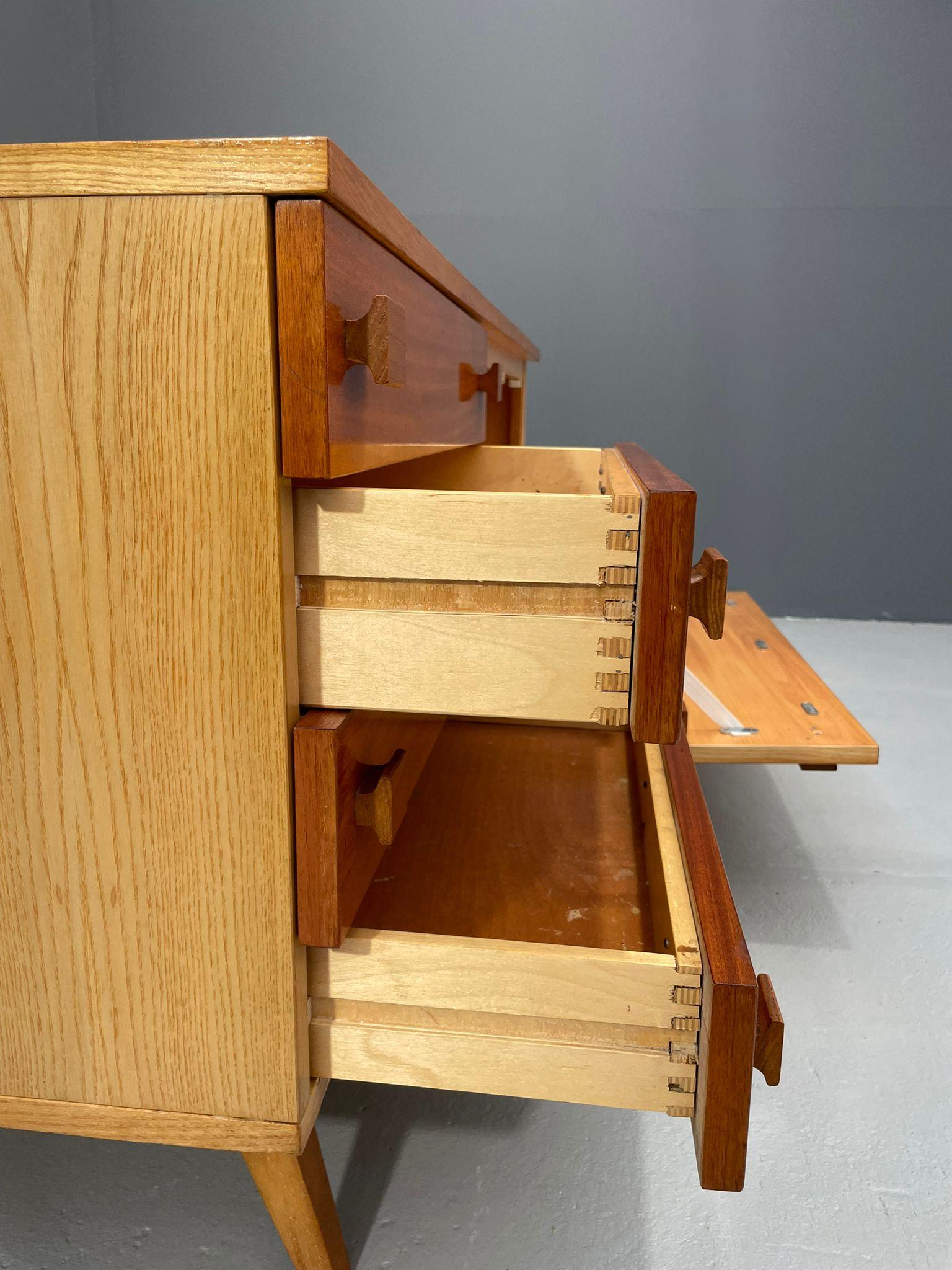 20ième siècle Buffet moderniste avec porte abattante, Tchécoslovaquie, 1970 en vente