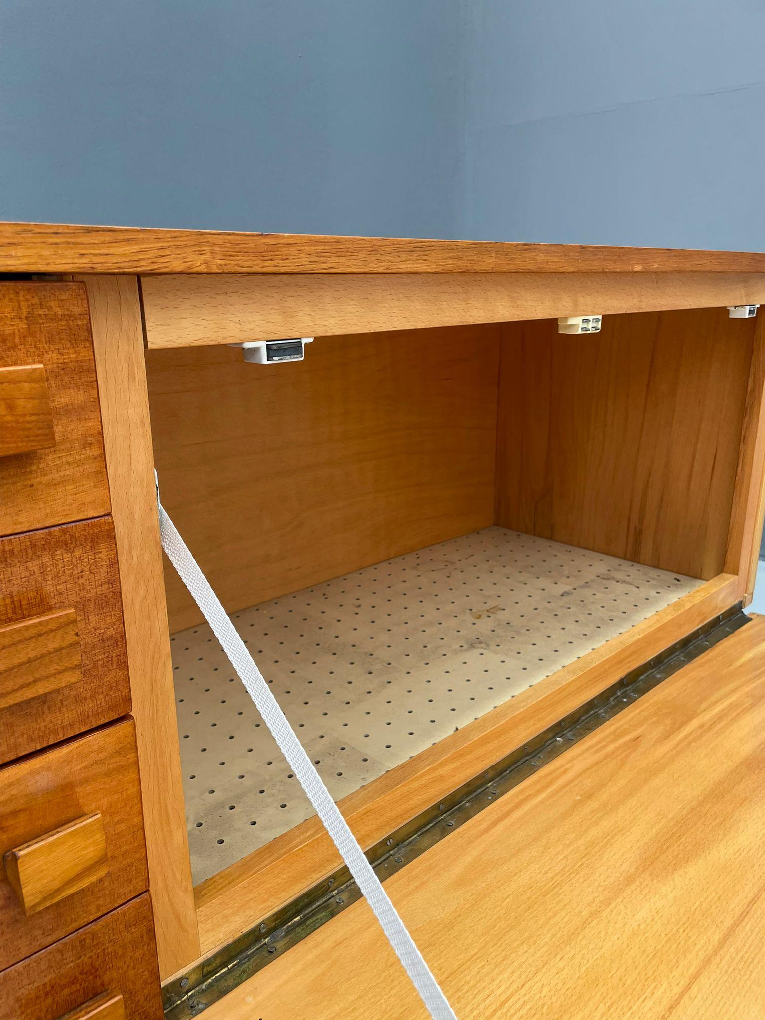 Bois Buffet moderniste avec porte abattante, Tchécoslovaquie, 1970 en vente