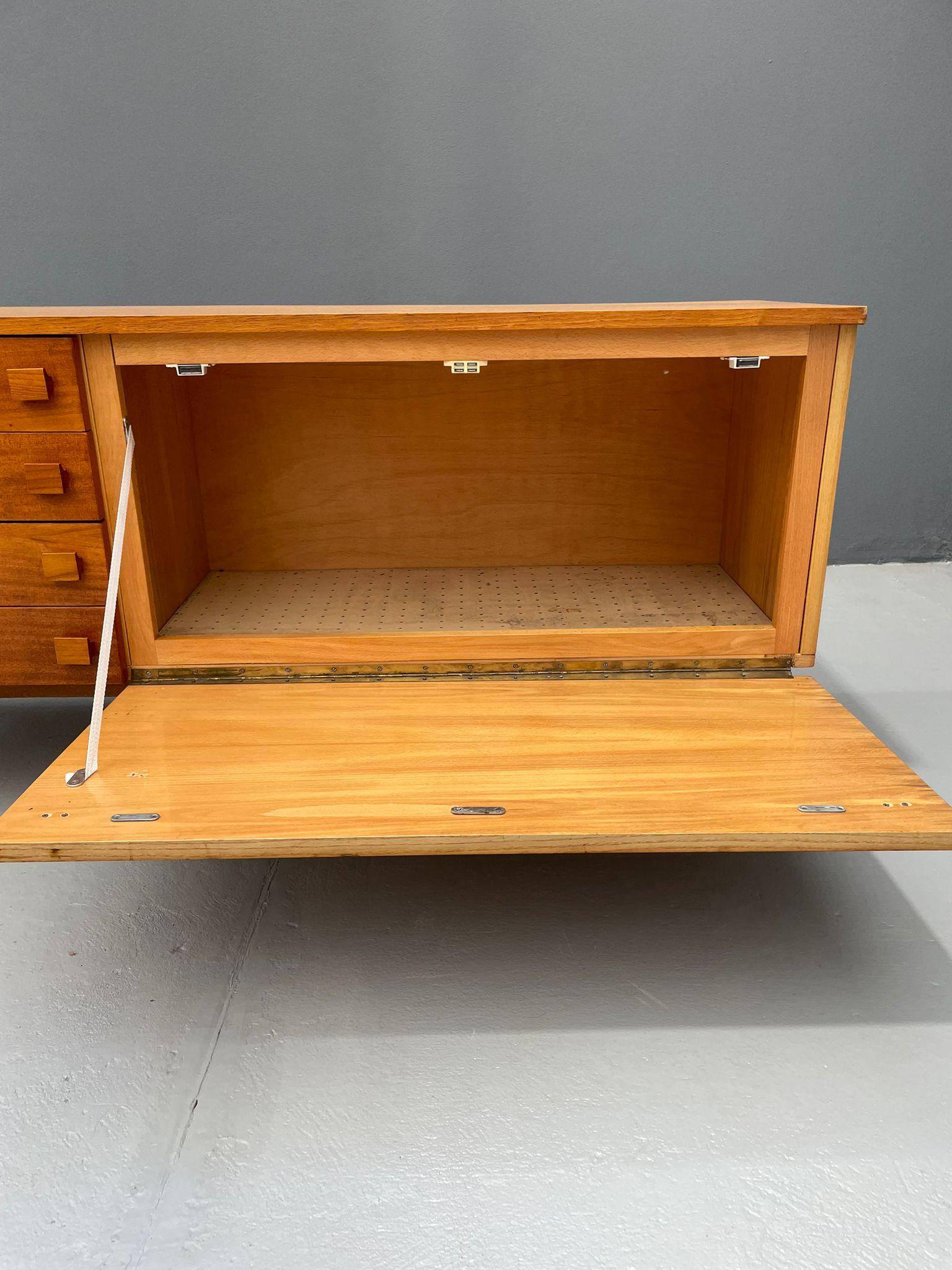 Buffet moderniste avec porte abattante, Tchécoslovaquie, 1970 en vente 1