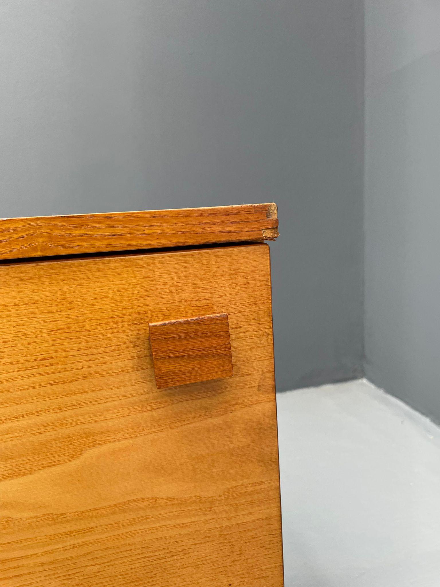 Buffet moderniste avec porte abattante, Tchécoslovaquie, 1970 en vente 2