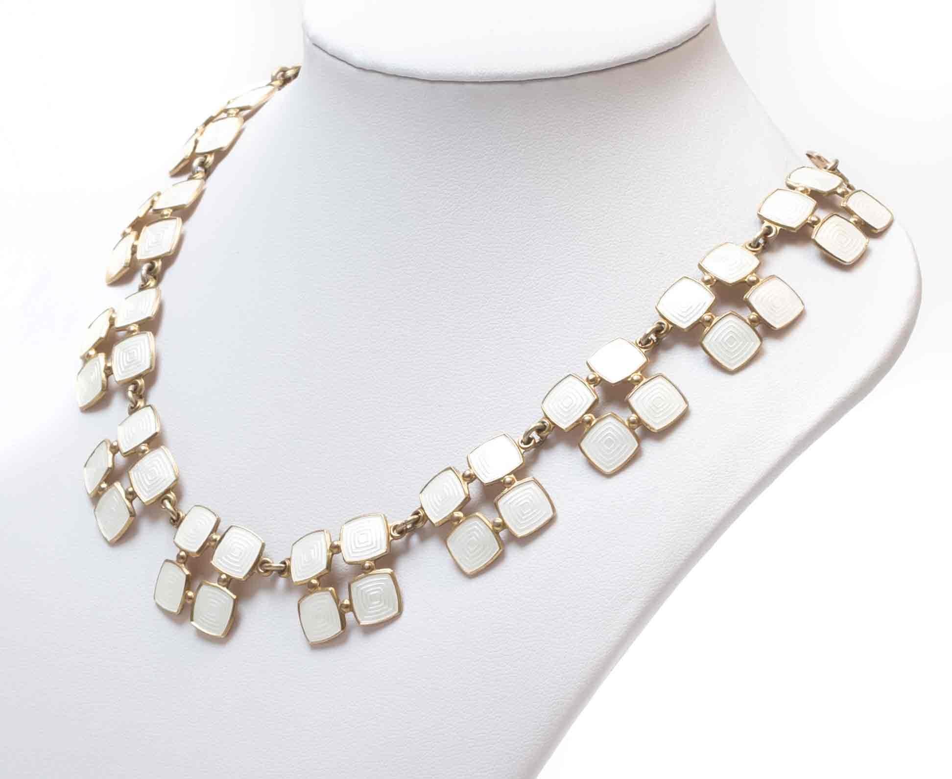 Sublime and organic collier necklace in gilded silver and white enamel. Designed and made by Willy Karlberg, from cirka 1960s second half. The necklace in good vintage condition. By close inspection you can see that one link shows light scratches,