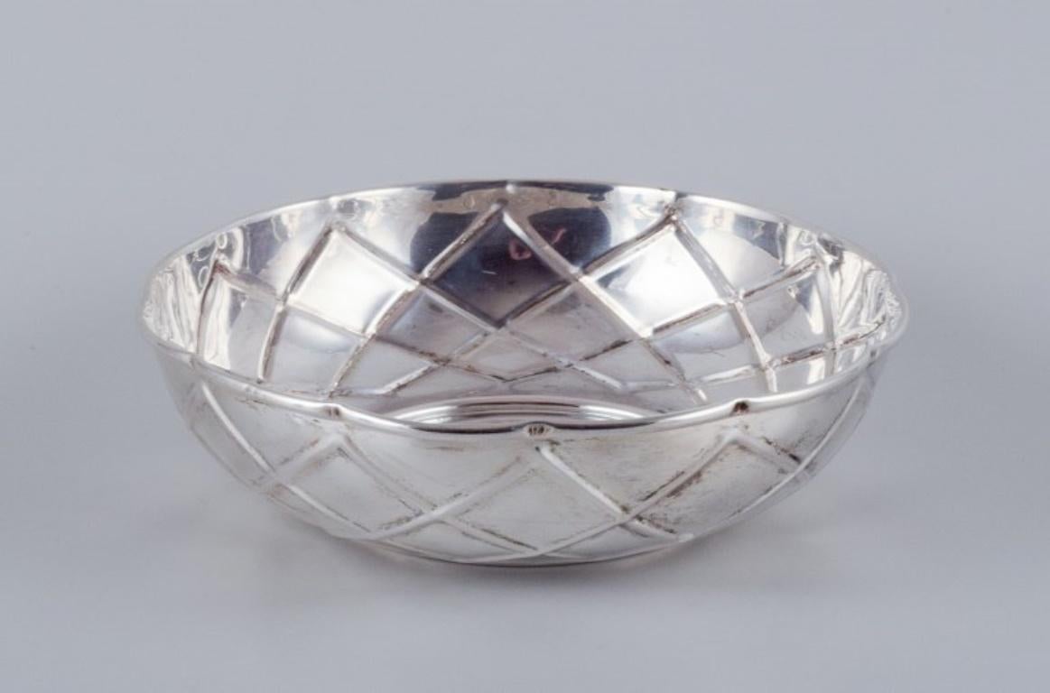 Modernist silver bowl. Italian design. Handmade.
Mid-20th century.
Marked 800 silver, Battuto - A Mano.
