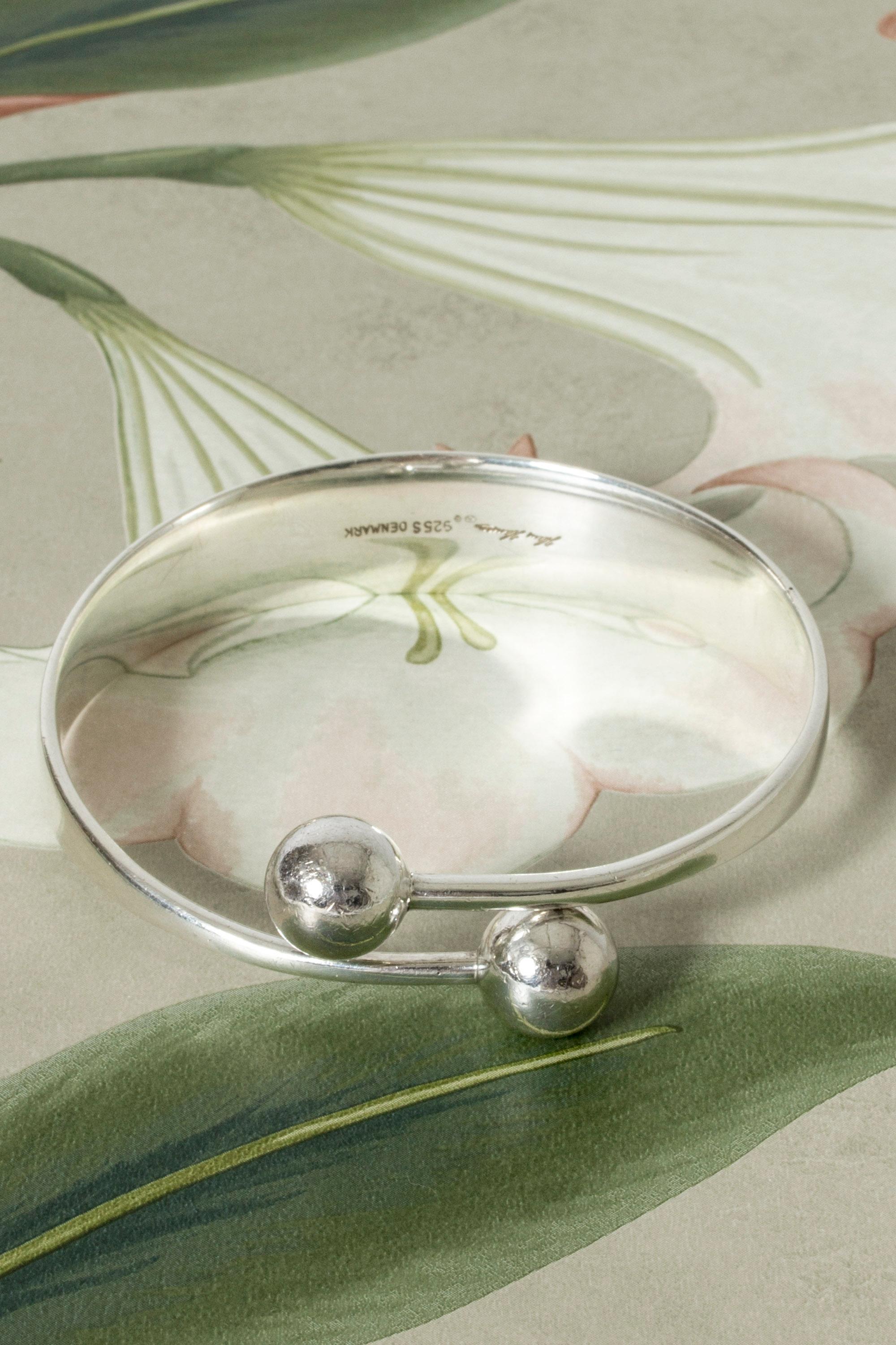 Bellissimo bracciale in argento di Bent Gabrielsen Pedersen, dal design avvolgente con sfere alle estremità. Un design senza tempo in argento di qualità.
