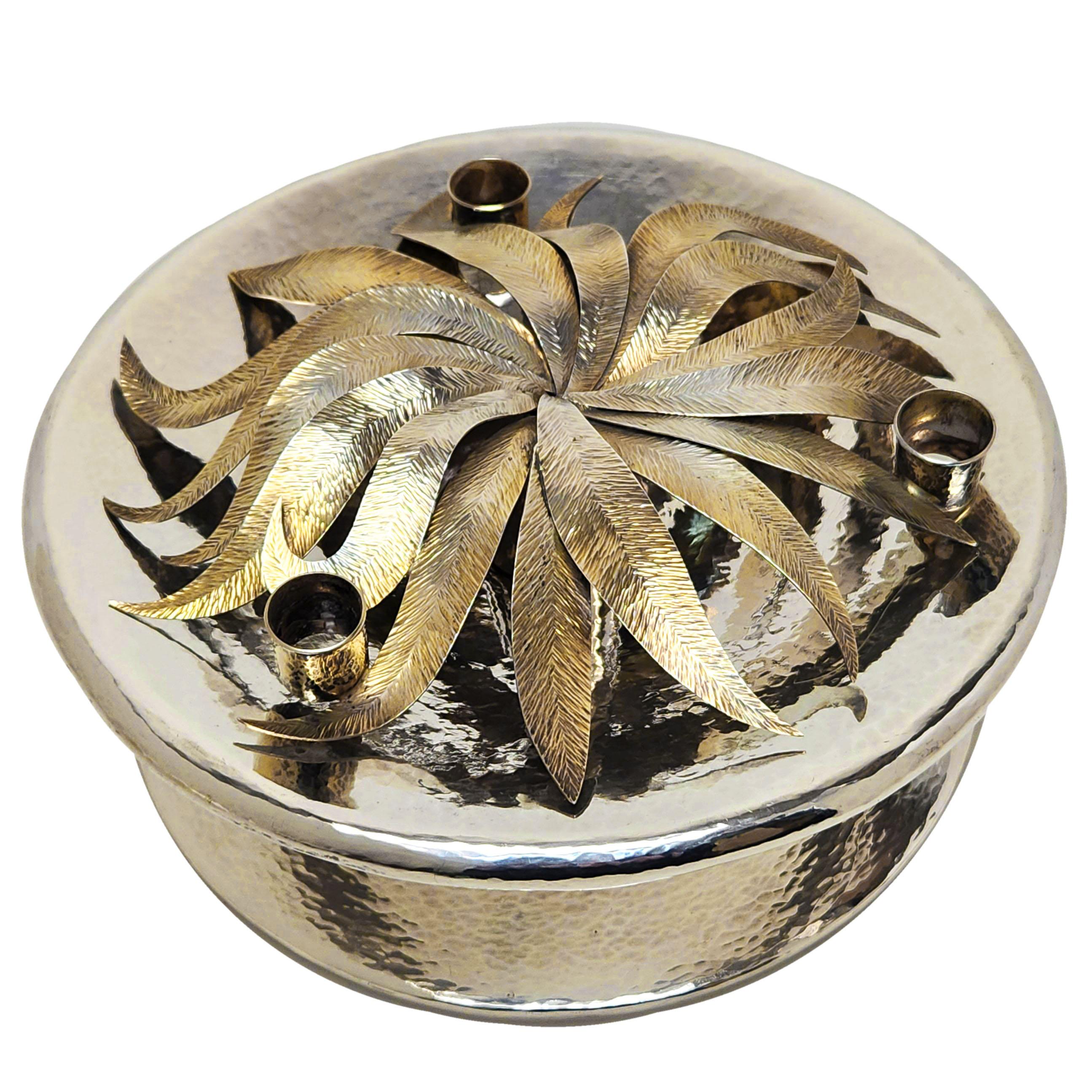 Un joli centre de table / bougeoir vintage en argent sterling avec une base en argent martelé et un motif de feuille doré supportant 3 appliques de bougie. Cet objet a été commandé comme cadeau et est unique et magnifique. 

Fabriqué à Londres en