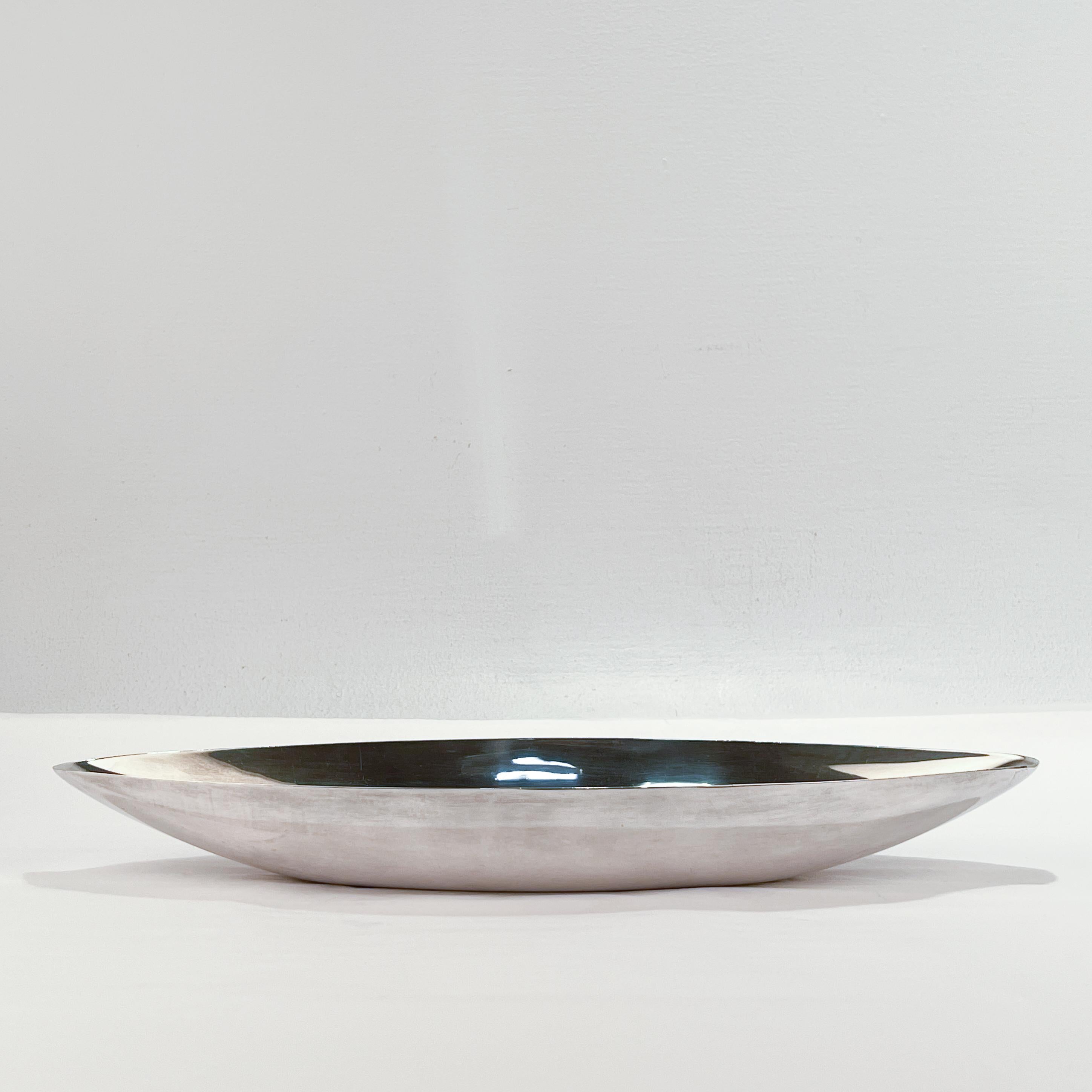 A fine Modernist silver-plated fruit bowl by Christofle.

Designed by Lino Sabattini for the Gallia division of Christofle.

Simply a wonderful Modernist bowl from a top-shelf designer!

Date:
Mid-20th Century

Overall Condition:
It is in overall