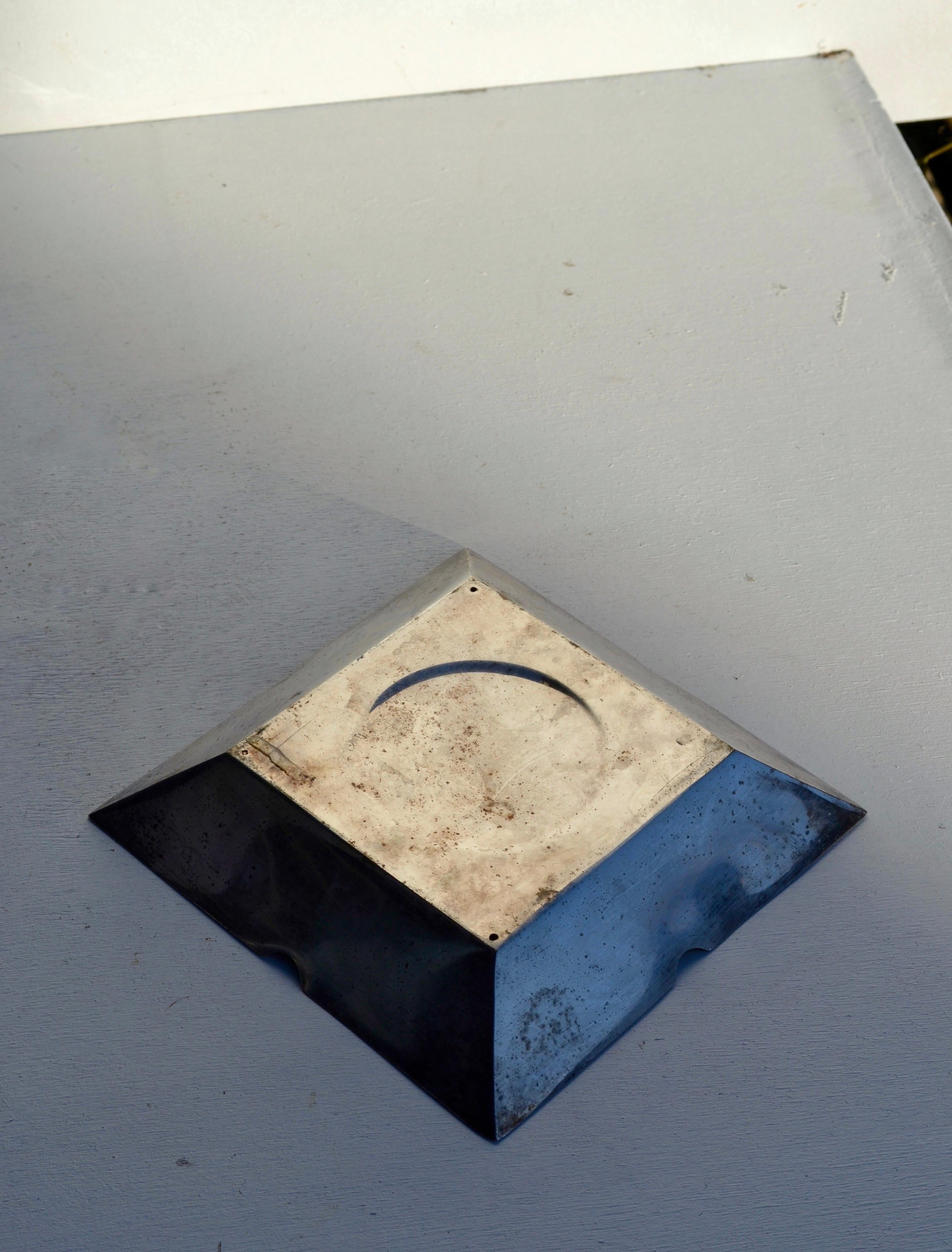 Francese Posacenere modernista placcato in argento con patina superba, Francia, circa 1970 in vendita