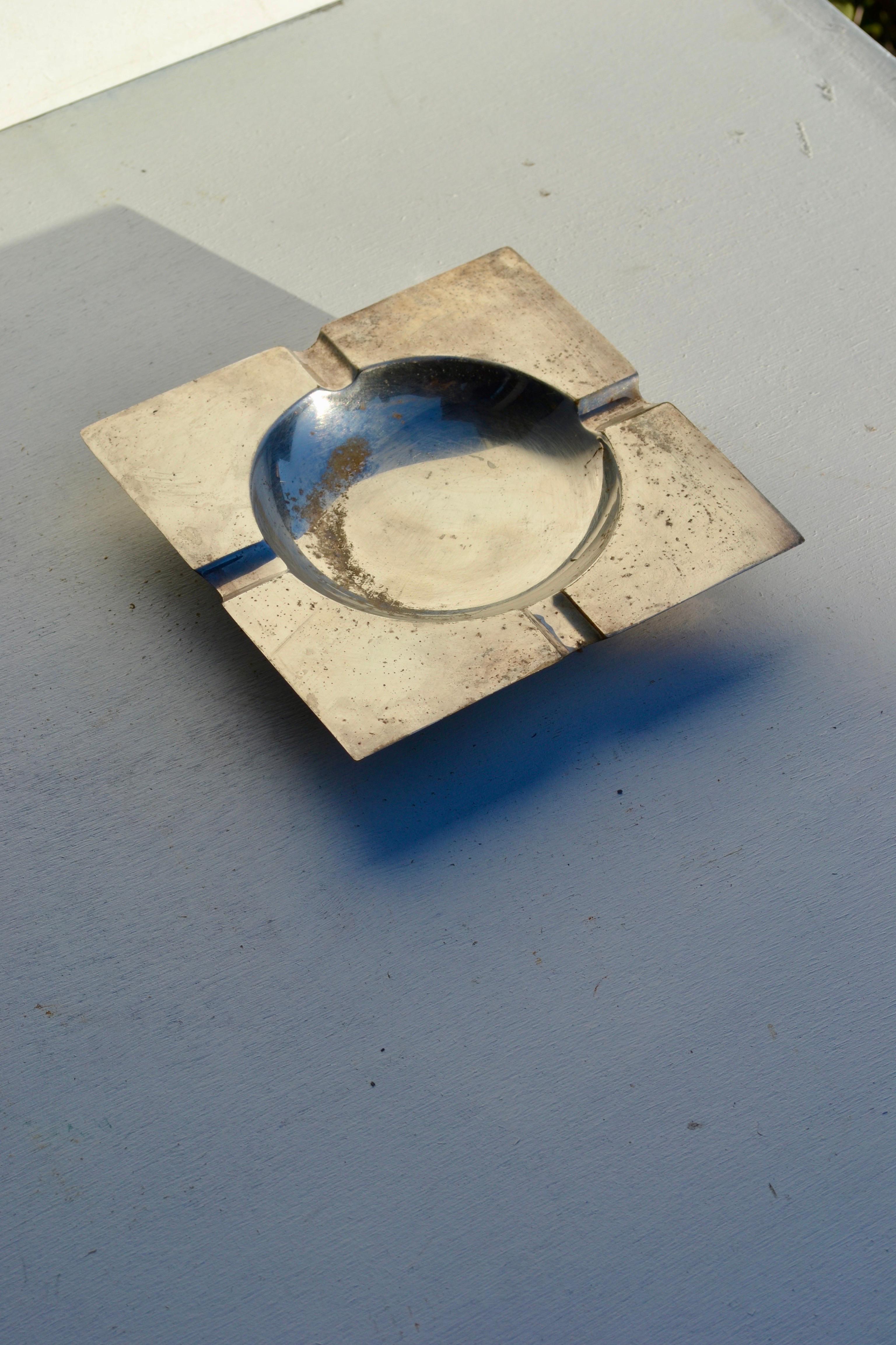 Posacenere modernista placcato in argento con patina superba, Francia, circa 1970 In condizioni buone in vendita a SOTTEVILLE-LÈS-ROUEN, FR