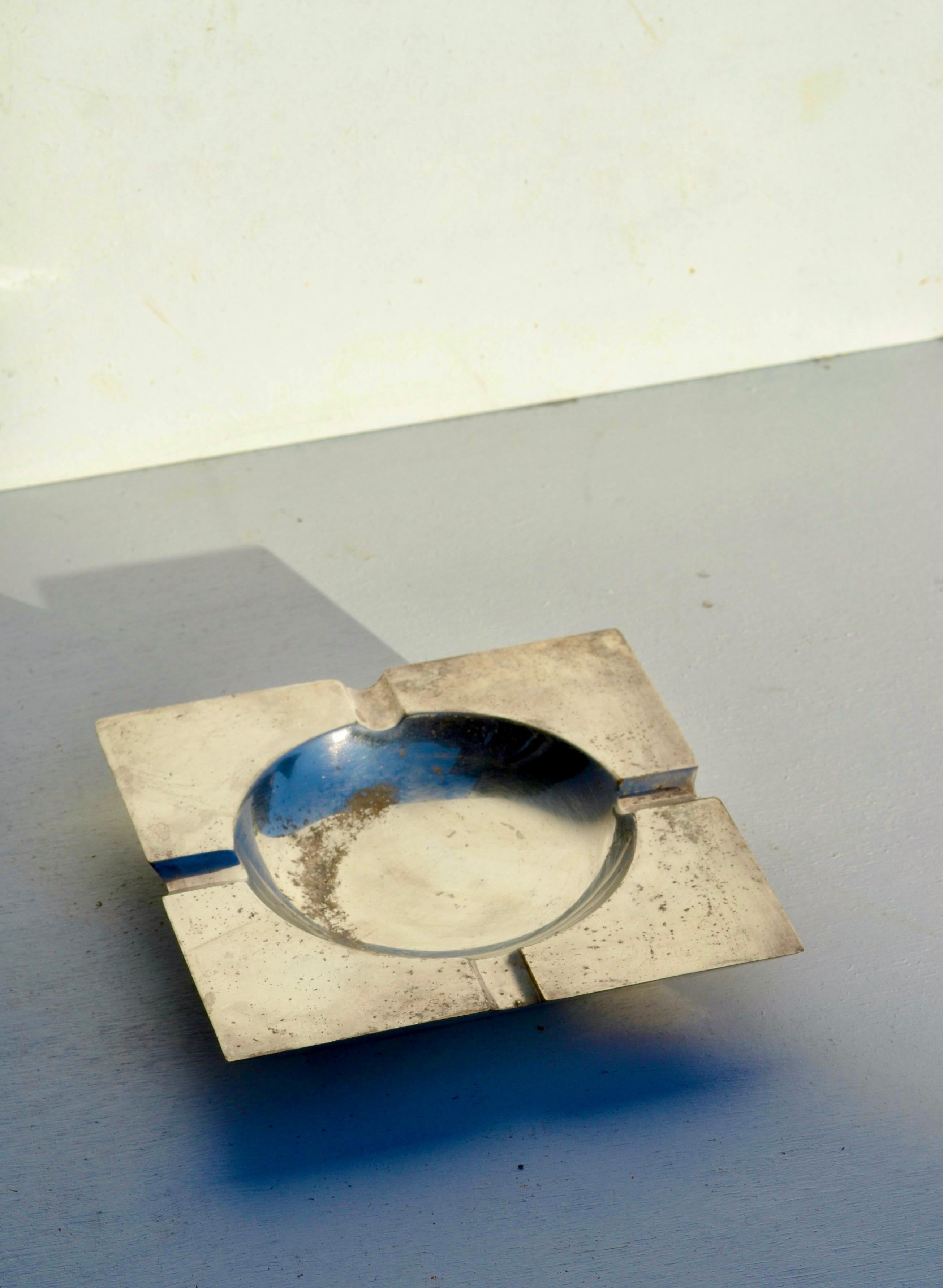 Placcato argento Posacenere modernista placcato in argento con patina superba, Francia, circa 1970 in vendita