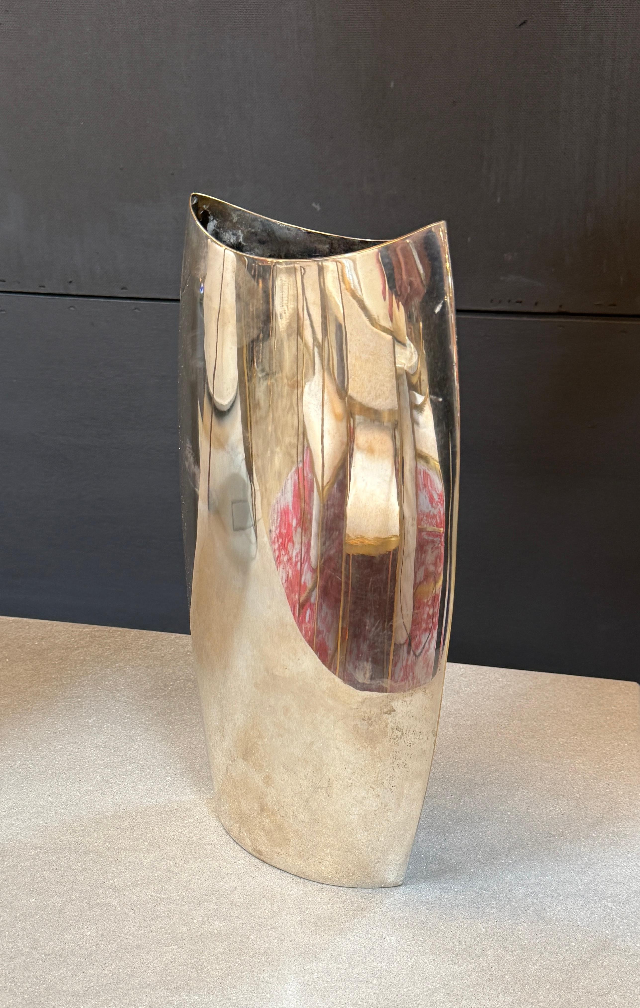 Moderno Vaso scultoreo modernista placcato in argento in vendita
